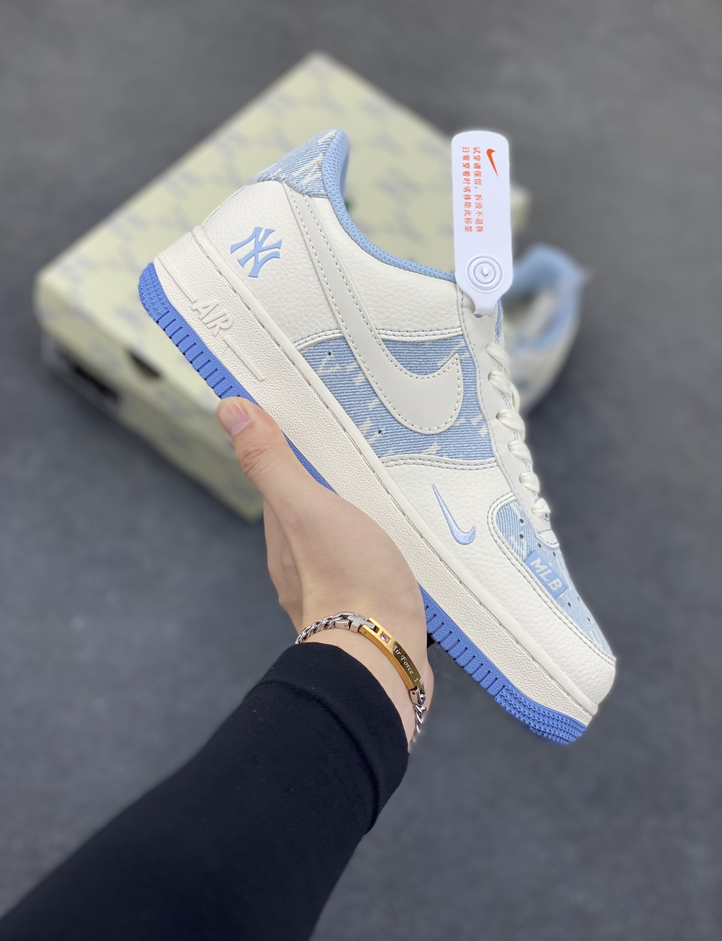 NIke Air Force 1 \'07 Low “MLB联名——白浅蓝”空军一号 低帮 运动鞋 休闲鞋 折边针车 工艺难度大 原楦头原纸板 原装鞋盒 定制五金配件 内置全掌气垫 原厂鞋底 货号：HS8068-016 尺码：36 36.5 37.5 38 38.5 39 40 40.5 41 42 42.5 43 44 44.5 45-选品中心
