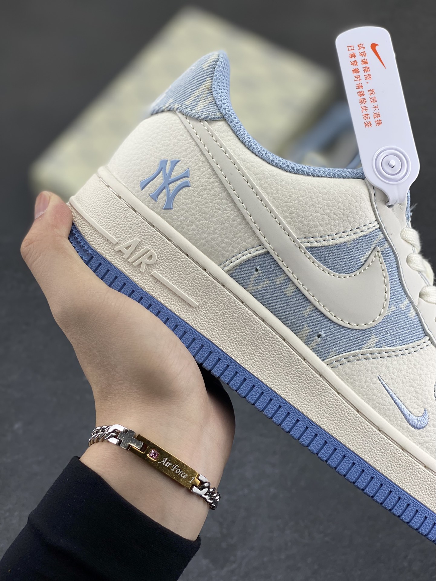 图片[5]-NIke Air Force 1 \’07 Low “MLB联名——白浅蓝”空军一号 低帮 运动鞋 休闲鞋 折边针车 工艺难度大 原楦头原纸板 原装鞋盒 定制五金配件 内置全掌气垫 原厂鞋底 货号：HS8068-016 尺码：36 36.5 37.5 38 38.5 39 40 40.5 41 42 42.5 43 44 44.5 45-选品中心