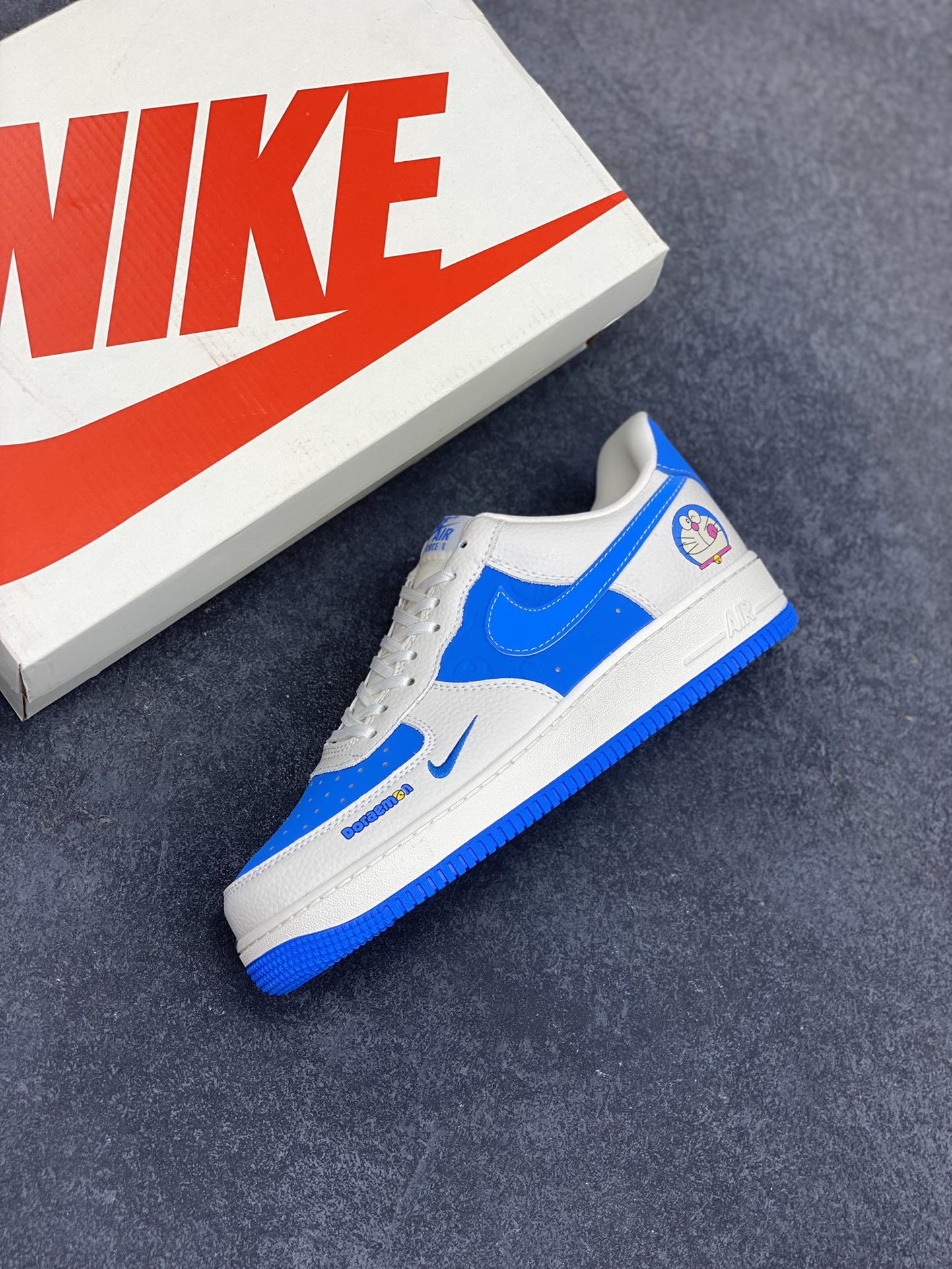 图片[7]-NIke Air Force 1 \’07 Low “哆唻A梦”空军一号 低帮 运动鞋 休闲鞋 折边针车 工艺难度大 原楦头原纸板 原装鞋盒 定制五金配件 内置全掌气垫 原厂鞋底 货号：KK1988-089 尺码：36 36.5 37.5 38 38.5 39 40 40.5 41 42 42.5 43 44 44.5 45-选品中心