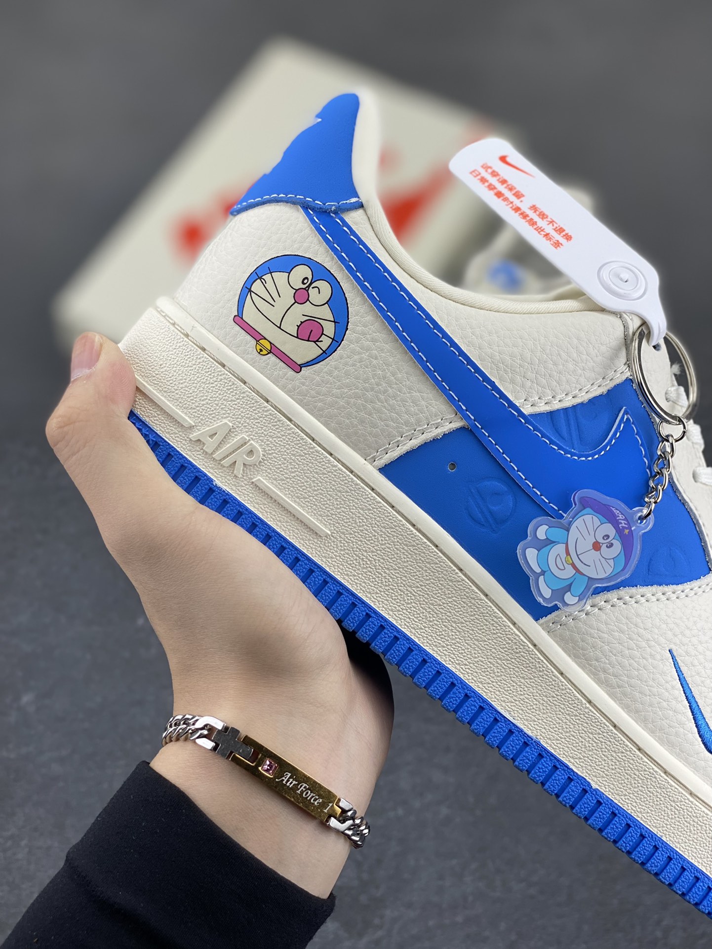 图片[6]-NIke Air Force 1 \’07 Low “哆唻A梦”空军一号 低帮 运动鞋 休闲鞋 折边针车 工艺难度大 原楦头原纸板 原装鞋盒 定制五金配件 内置全掌气垫 原厂鞋底 货号：KK1988-089 尺码：36 36.5 37.5 38 38.5 39 40 40.5 41 42 42.5 43 44 44.5 45-选品中心