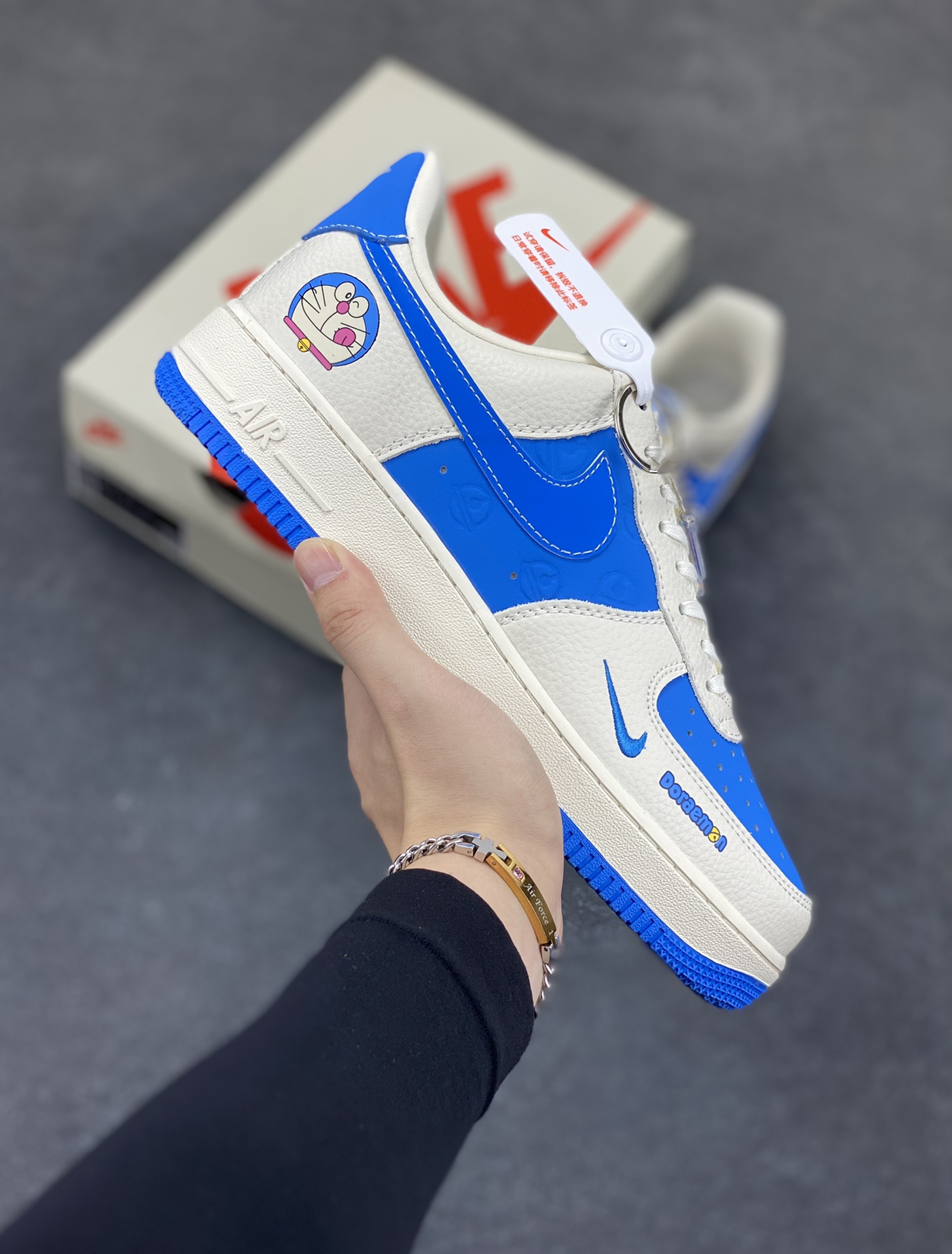 NIke Air Force 1 \’07 Low “哆唻A梦”空军一号 低帮 运动鞋 休闲鞋 折边针车 工艺难度大 原楦头原纸板 原装鞋盒 定制五金配件 内置全掌气垫 原厂鞋底 货号：KK1988-089 尺码：36 36.5 37.5 38 38.5 39 40 40.5 41 42 42.5 43 44 44.5 45-选品中心