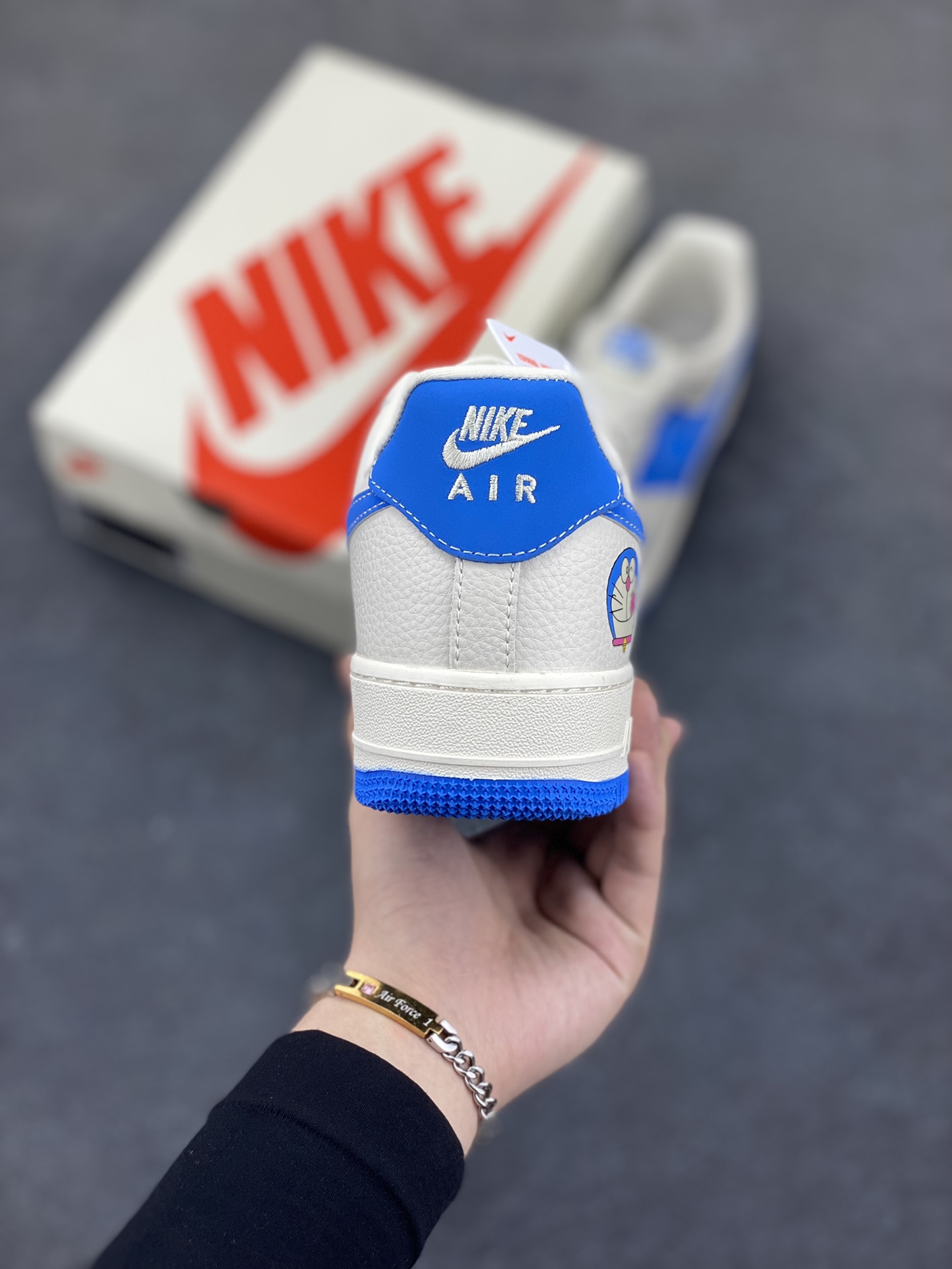 图片[4]-NIke Air Force 1 \’07 Low “哆唻A梦”空军一号 低帮 运动鞋 休闲鞋 折边针车 工艺难度大 原楦头原纸板 原装鞋盒 定制五金配件 内置全掌气垫 原厂鞋底 货号：KK1988-089 尺码：36 36.5 37.5 38 38.5 39 40 40.5 41 42 42.5 43 44 44.5 45-选品中心