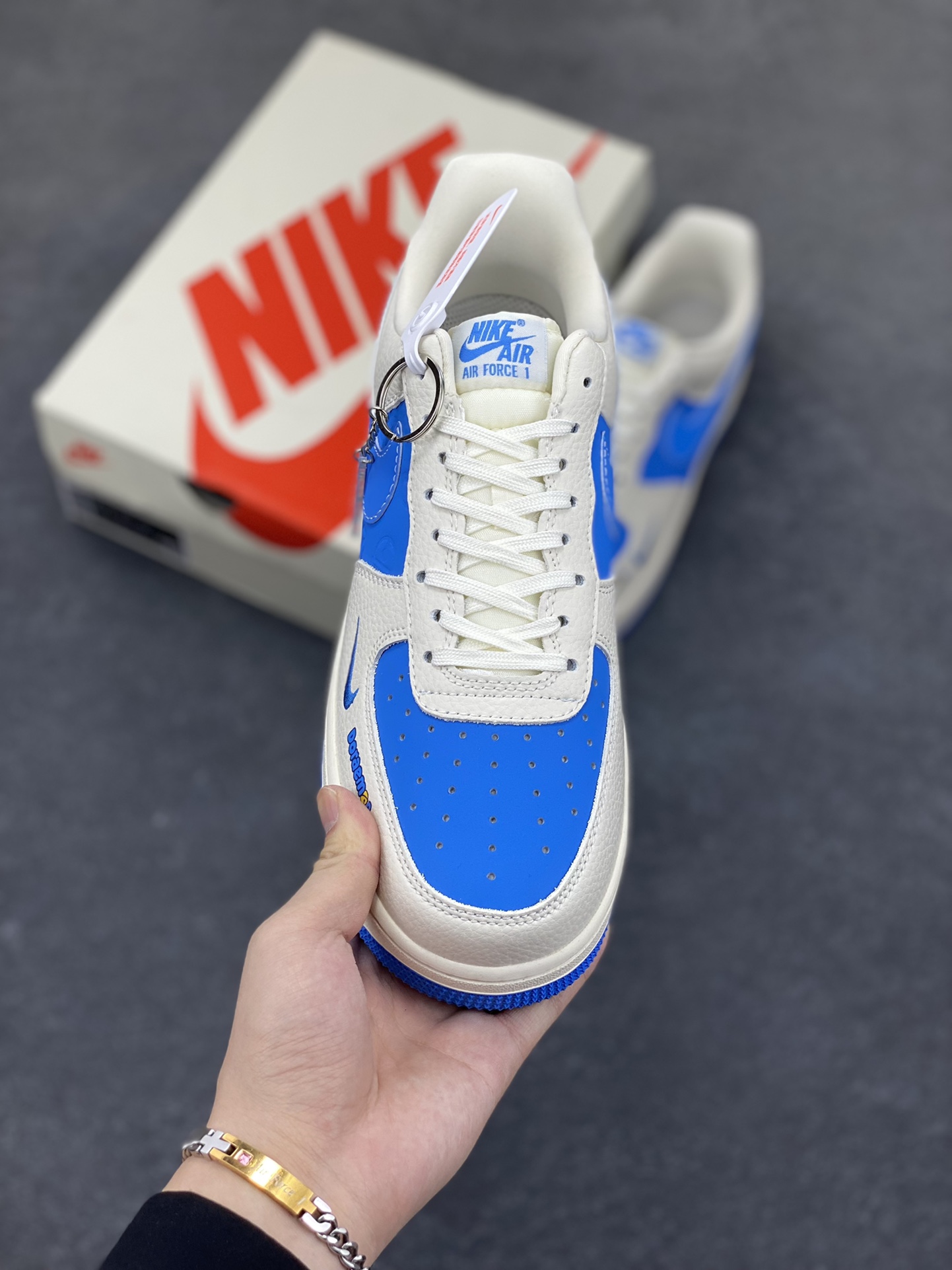 图片[2]-NIke Air Force 1 \’07 Low “哆唻A梦”空军一号 低帮 运动鞋 休闲鞋 折边针车 工艺难度大 原楦头原纸板 原装鞋盒 定制五金配件 内置全掌气垫 原厂鞋底 货号：KK1988-089 尺码：36 36.5 37.5 38 38.5 39 40 40.5 41 42 42.5 43 44 44.5 45-选品中心