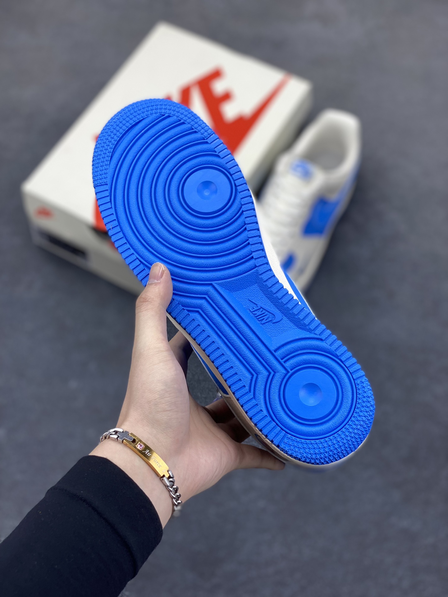 图片[5]-NIke Air Force 1 \’07 Low “哆唻A梦”空军一号 低帮 运动鞋 休闲鞋 折边针车 工艺难度大 原楦头原纸板 原装鞋盒 定制五金配件 内置全掌气垫 原厂鞋底 货号：KK1988-089 尺码：36 36.5 37.5 38 38.5 39 40 40.5 41 42 42.5 43 44 44.5 45-选品中心