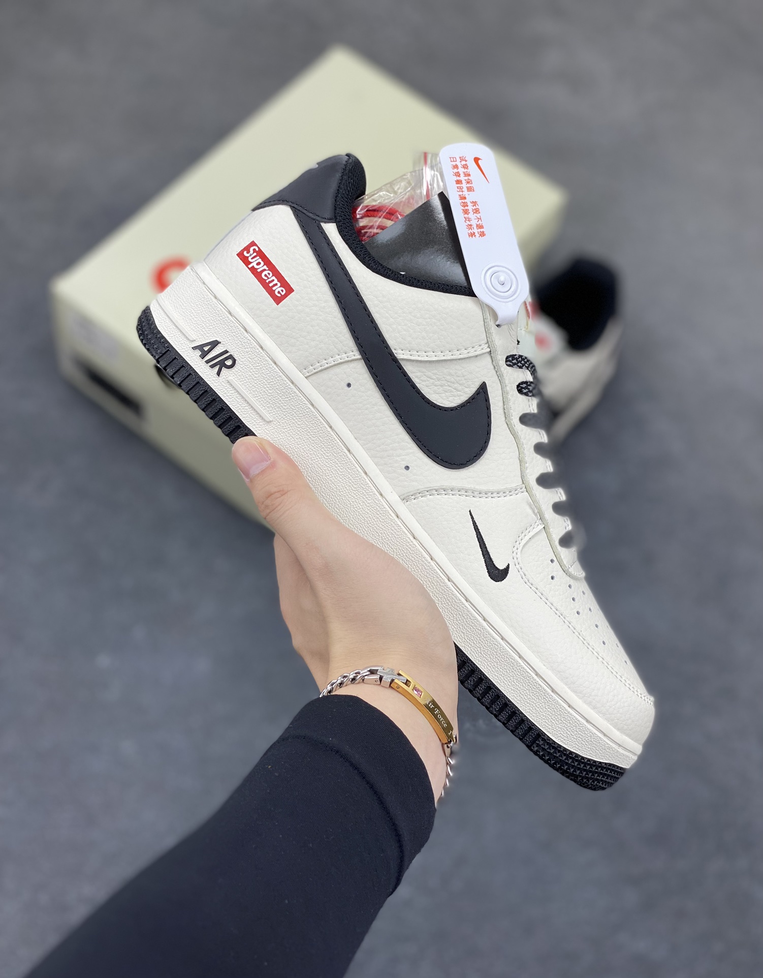NIke Air Force 1 \'07 Low “Supreme联名”空军一号 低帮 运动鞋 休闲鞋 折边针车 工艺难度大 原楦头原纸板 原装鞋盒 定制五金配件 内置全掌气垫 原厂鞋底 货号：BA68808-109 尺码：36 36.5 37.5 38 38.5 39 40 40.5 41 42 42.5 43 44 44.5 45-选品中心