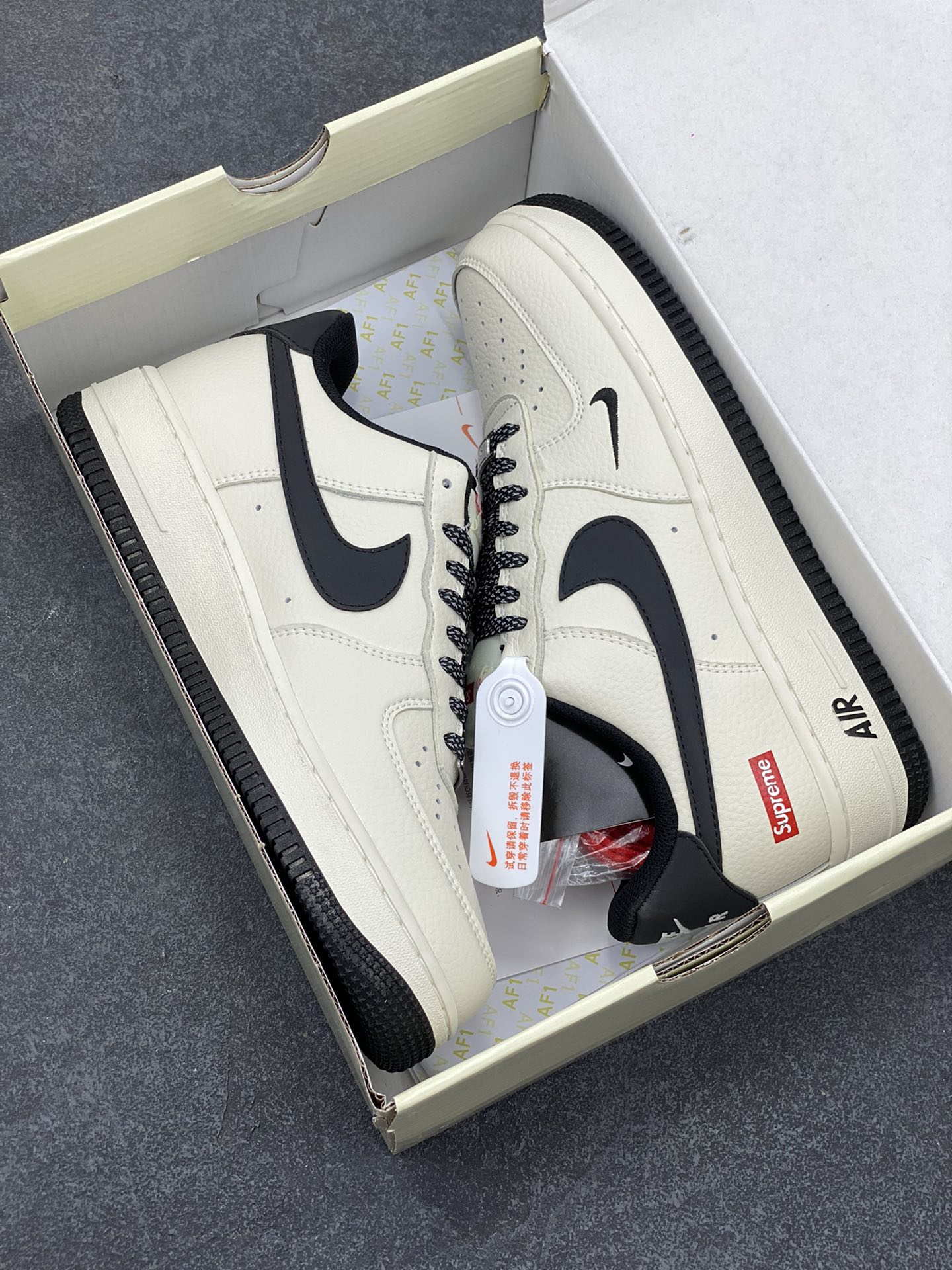 图片[9]-NIke Air Force 1 \’07 Low “Supreme联名”空军一号 低帮 运动鞋 休闲鞋 折边针车 工艺难度大 原楦头原纸板 原装鞋盒 定制五金配件 内置全掌气垫 原厂鞋底 货号：BA68808-109 尺码：36 36.5 37.5 38 38.5 39 40 40.5 41 42 42.5 43 44 44.5 45-选品中心