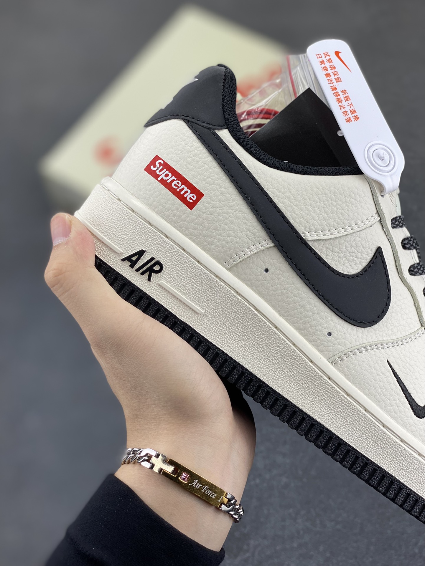 图片[6]-NIke Air Force 1 \’07 Low “Supreme联名”空军一号 低帮 运动鞋 休闲鞋 折边针车 工艺难度大 原楦头原纸板 原装鞋盒 定制五金配件 内置全掌气垫 原厂鞋底 货号：BA68808-109 尺码：36 36.5 37.5 38 38.5 39 40 40.5 41 42 42.5 43 44 44.5 45-选品中心