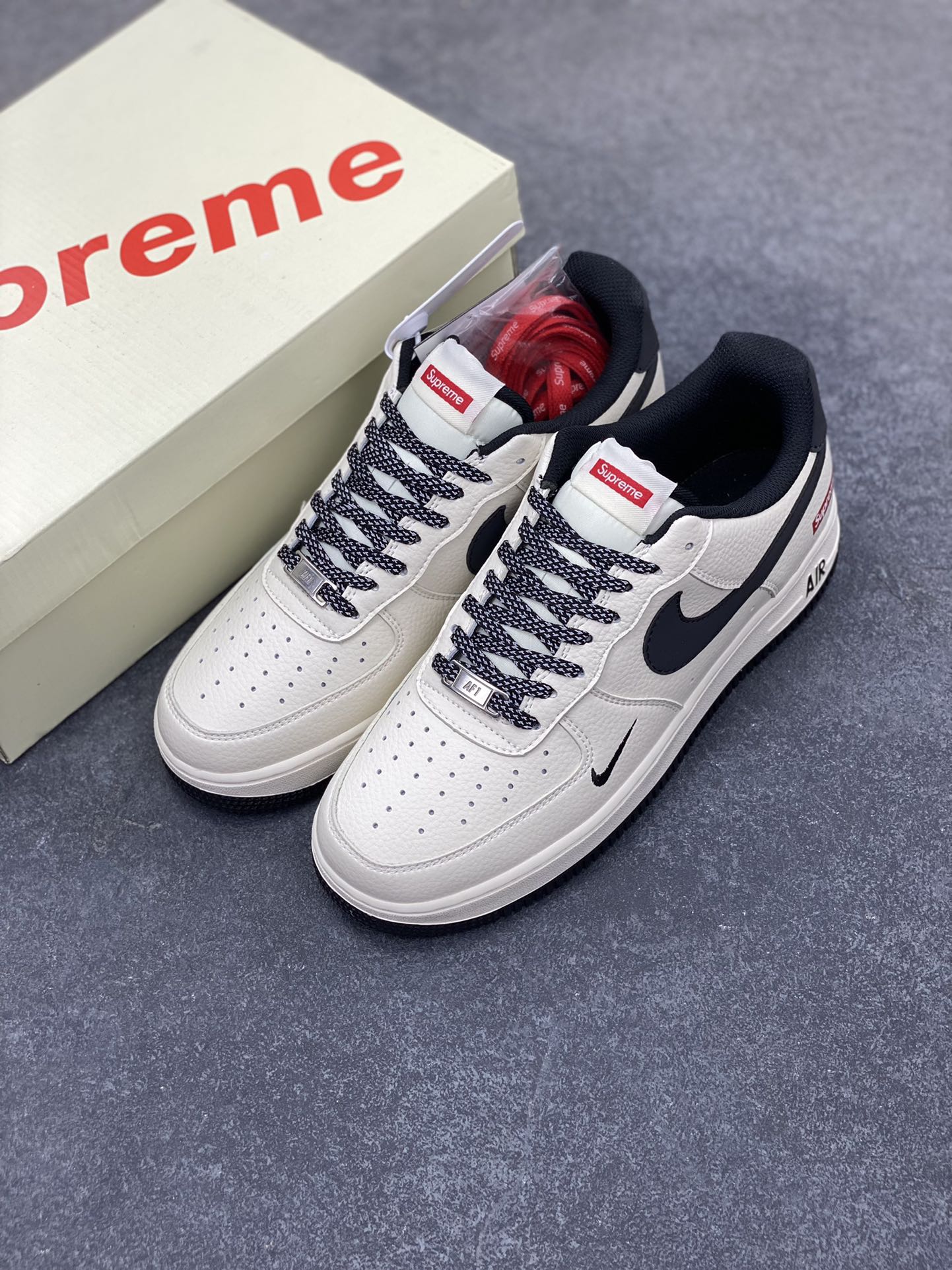 图片[8]-NIke Air Force 1 \’07 Low “Supreme联名”空军一号 低帮 运动鞋 休闲鞋 折边针车 工艺难度大 原楦头原纸板 原装鞋盒 定制五金配件 内置全掌气垫 原厂鞋底 货号：BA68808-109 尺码：36 36.5 37.5 38 38.5 39 40 40.5 41 42 42.5 43 44 44.5 45-选品中心