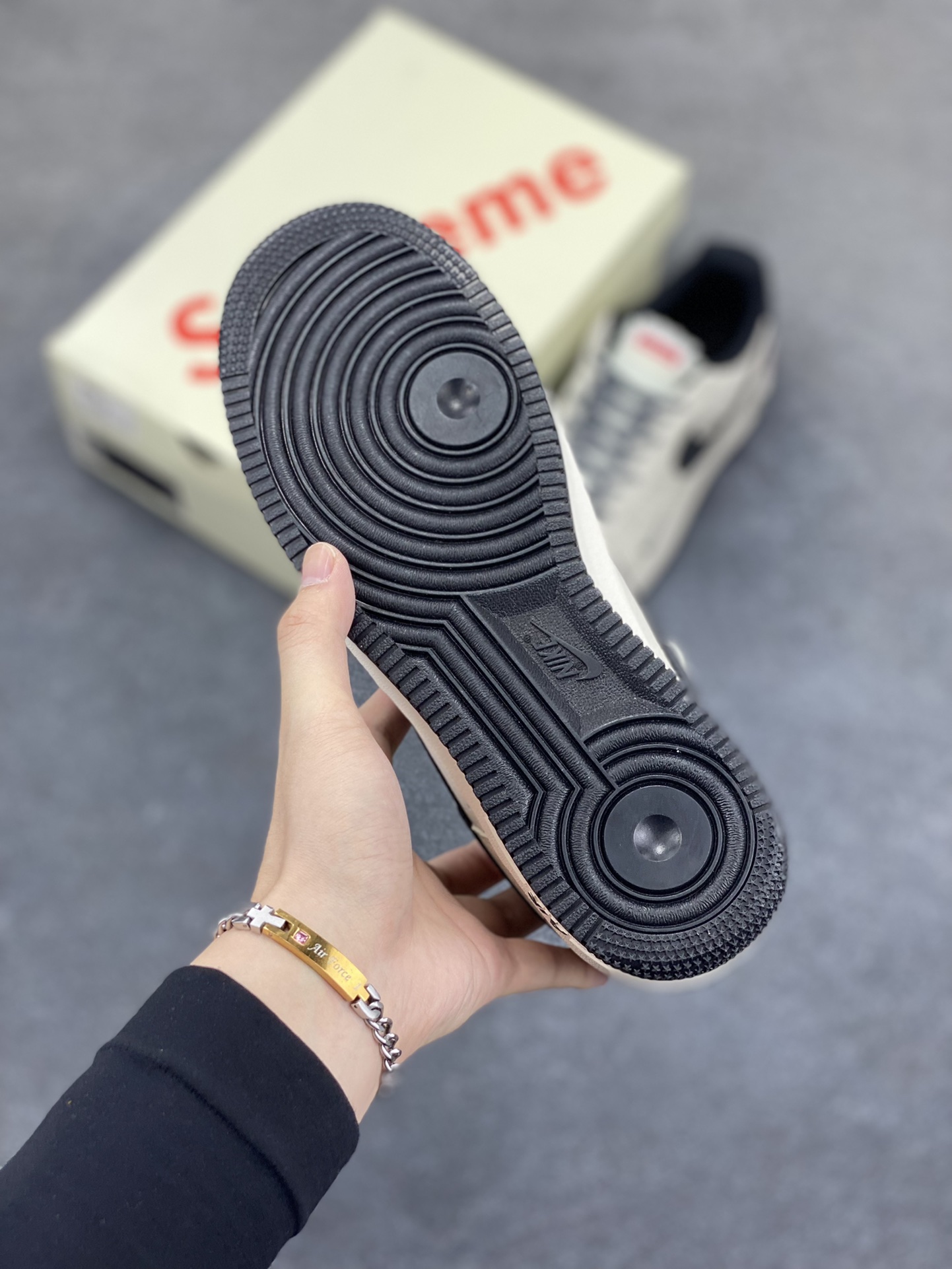 图片[5]-NIke Air Force 1 \’07 Low “Supreme联名”空军一号 低帮 运动鞋 休闲鞋 折边针车 工艺难度大 原楦头原纸板 原装鞋盒 定制五金配件 内置全掌气垫 原厂鞋底 货号：BA68808-109 尺码：36 36.5 37.5 38 38.5 39 40 40.5 41 42 42.5 43 44 44.5 45-选品中心