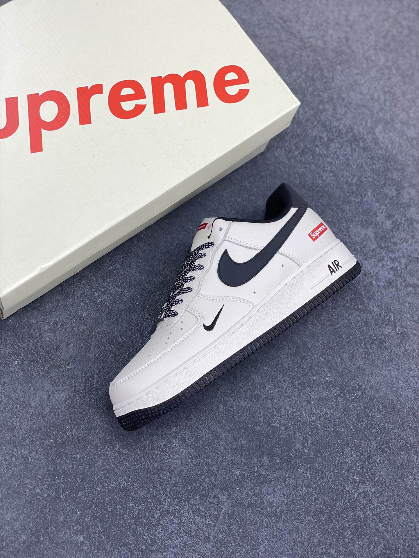 图片[7]-NIke Air Force 1 \’07 Low “Supreme联名”空军一号 低帮 运动鞋 休闲鞋 折边针车 工艺难度大 原楦头原纸板 原装鞋盒 定制五金配件 内置全掌气垫 原厂鞋底 货号：BA68808-109 尺码：36 36.5 37.5 38 38.5 39 40 40.5 41 42 42.5 43 44 44.5 45-选品中心