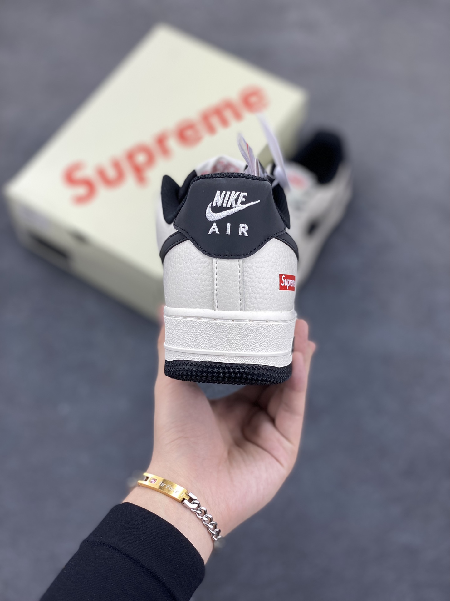 图片[4]-NIke Air Force 1 \’07 Low “Supreme联名”空军一号 低帮 运动鞋 休闲鞋 折边针车 工艺难度大 原楦头原纸板 原装鞋盒 定制五金配件 内置全掌气垫 原厂鞋底 货号：BA68808-109 尺码：36 36.5 37.5 38 38.5 39 40 40.5 41 42 42.5 43 44 44.5 45-选品中心