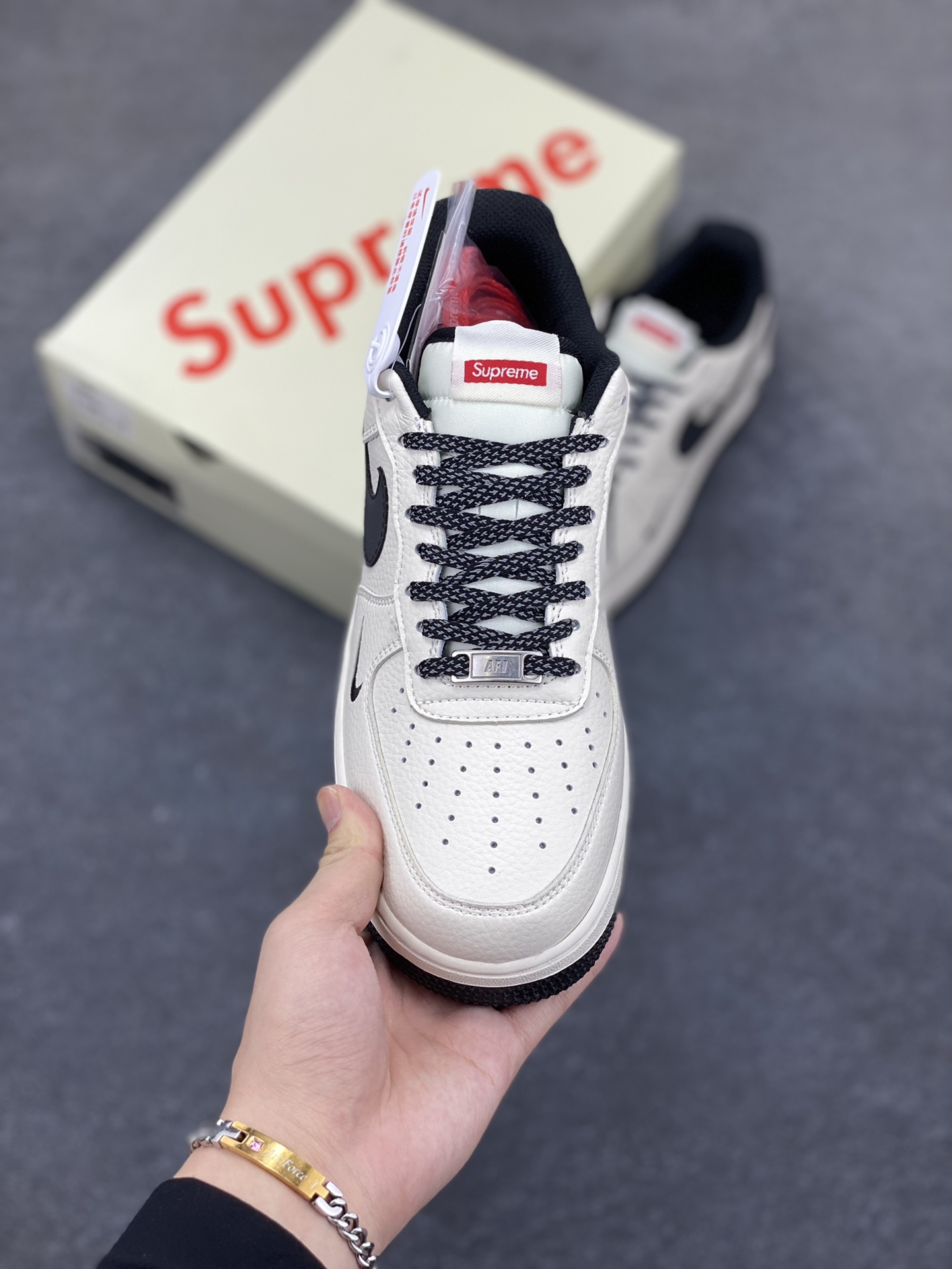 图片[2]-NIke Air Force 1 \’07 Low “Supreme联名”空军一号 低帮 运动鞋 休闲鞋 折边针车 工艺难度大 原楦头原纸板 原装鞋盒 定制五金配件 内置全掌气垫 原厂鞋底 货号：BA68808-109 尺码：36 36.5 37.5 38 38.5 39 40 40.5 41 42 42.5 43 44 44.5 45-选品中心