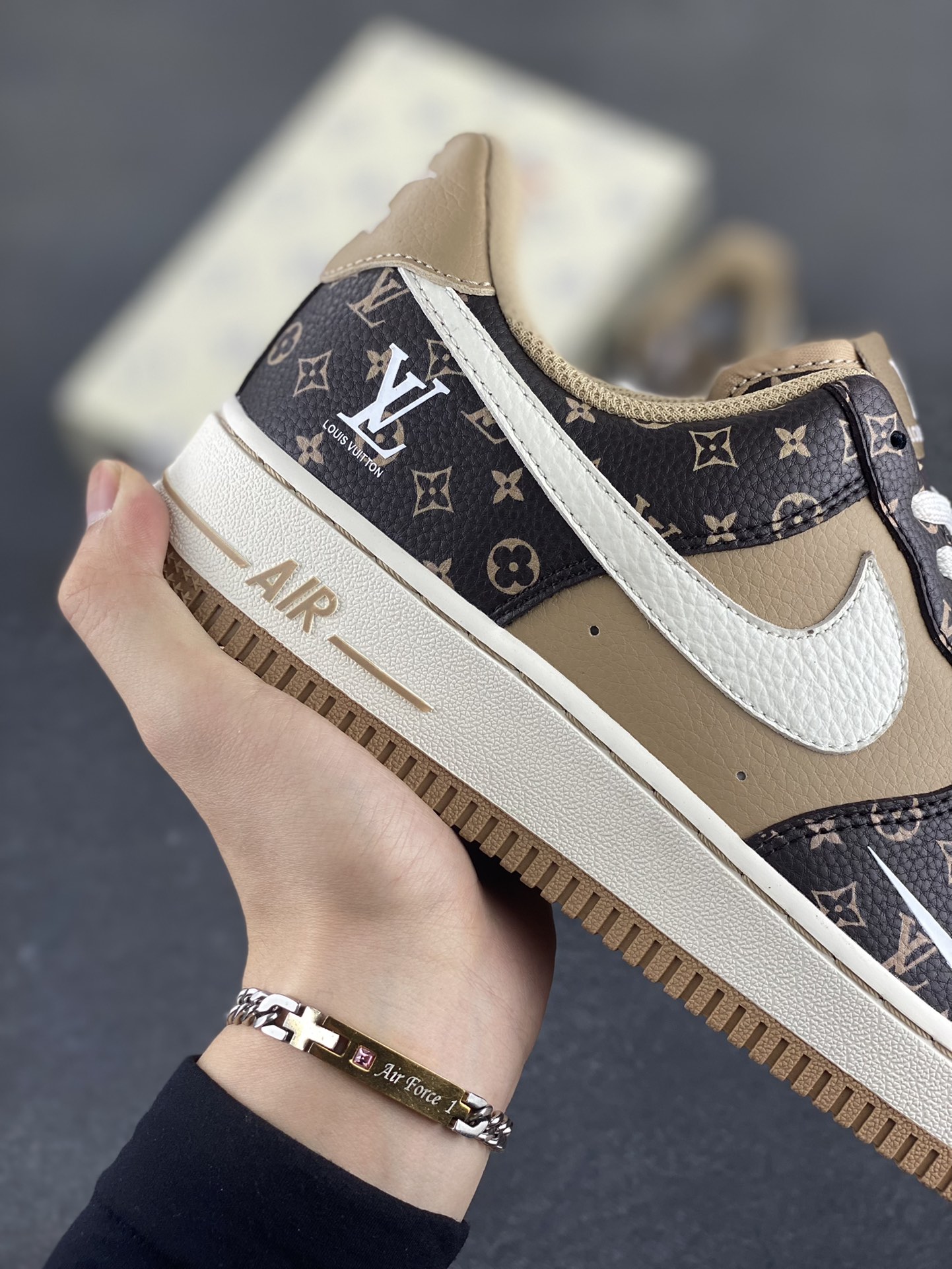 图片[6]-NIke Air Force 1 \’07 Low LV联名-咖啡棕小白勾 空军一号低帮 运动鞋 休闲鞋 折边针车 工艺难度大 原楦头原纸板 原装鞋盒 定制五金配件 内置全掌气垫 原厂鞋底 货号：LW9279-009 尺码：36 36.5 37.5 38 38.5 39 40 40.5 41 42 42.5 43 44 44.5 45-选品中心