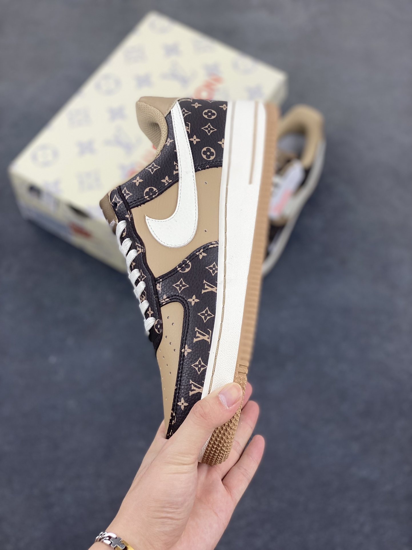 图片[3]-NIke Air Force 1 \’07 Low LV联名-咖啡棕小白勾 空军一号低帮 运动鞋 休闲鞋 折边针车 工艺难度大 原楦头原纸板 原装鞋盒 定制五金配件 内置全掌气垫 原厂鞋底 货号：LW9279-009 尺码：36 36.5 37.5 38 38.5 39 40 40.5 41 42 42.5 43 44 44.5 45-选品中心