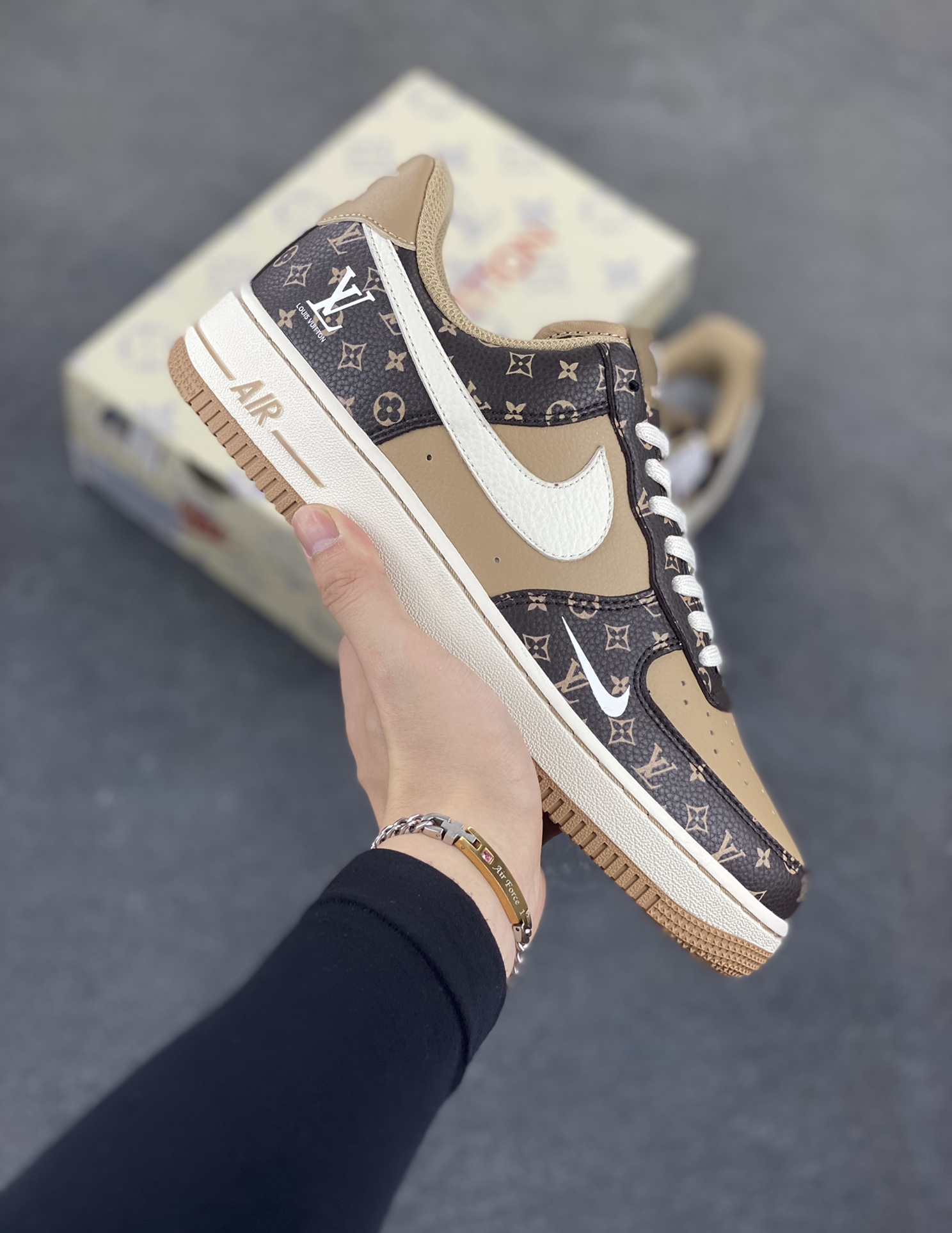 NIke Air Force 1 \'07 Low LV联名-咖啡棕小白勾 空军一号低帮 运动鞋 休闲鞋 折边针车 工艺难度大 原楦头原纸板 原装鞋盒 定制五金配件 内置全掌气垫 原厂鞋底 货号：LW9279-009 尺码：36 36.5 37.5 38 38.5 39 40 40.5 41 42 42.5 43 44 44.5 45-选品中心
