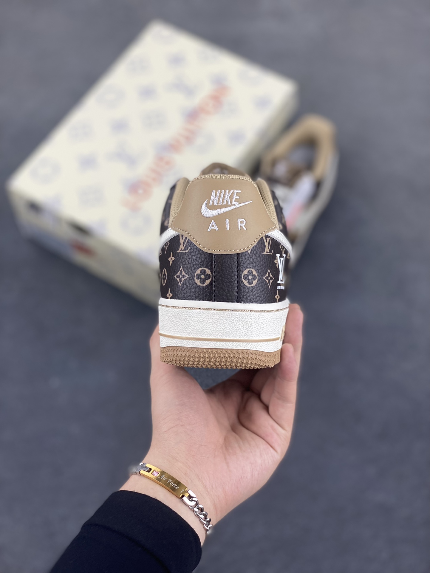 图片[4]-NIke Air Force 1 \’07 Low LV联名-咖啡棕小白勾 空军一号低帮 运动鞋 休闲鞋 折边针车 工艺难度大 原楦头原纸板 原装鞋盒 定制五金配件 内置全掌气垫 原厂鞋底 货号：LW9279-009 尺码：36 36.5 37.5 38 38.5 39 40 40.5 41 42 42.5 43 44 44.5 45-选品中心