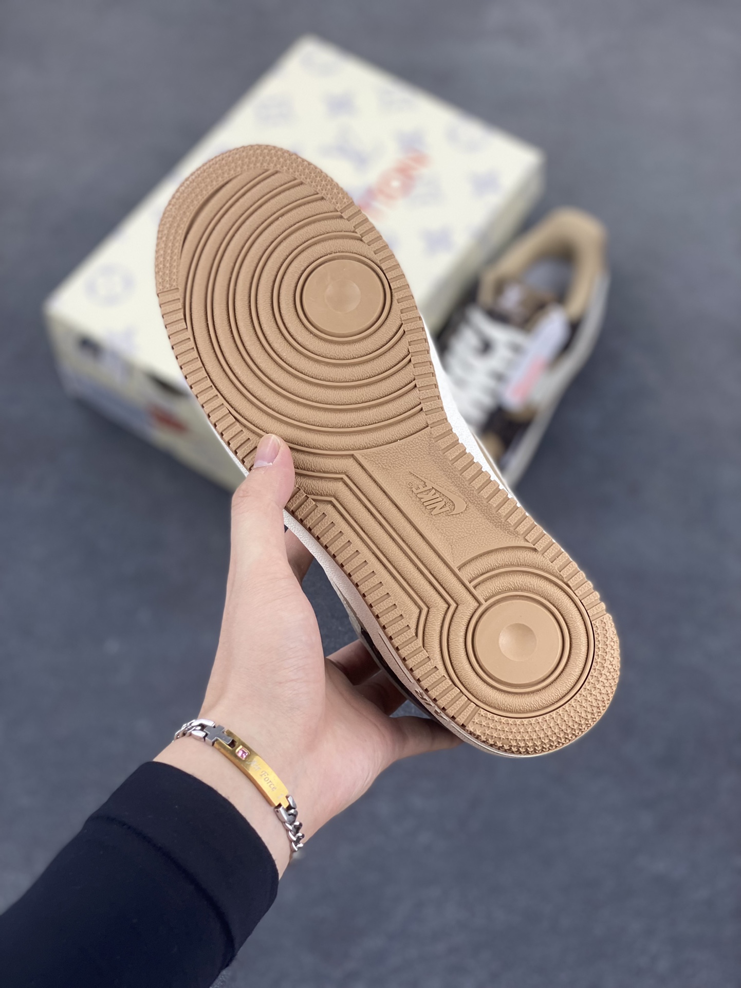 图片[5]-NIke Air Force 1 \’07 Low LV联名-咖啡棕小白勾 空军一号低帮 运动鞋 休闲鞋 折边针车 工艺难度大 原楦头原纸板 原装鞋盒 定制五金配件 内置全掌气垫 原厂鞋底 货号：LW9279-009 尺码：36 36.5 37.5 38 38.5 39 40 40.5 41 42 42.5 43 44 44.5 45-选品中心