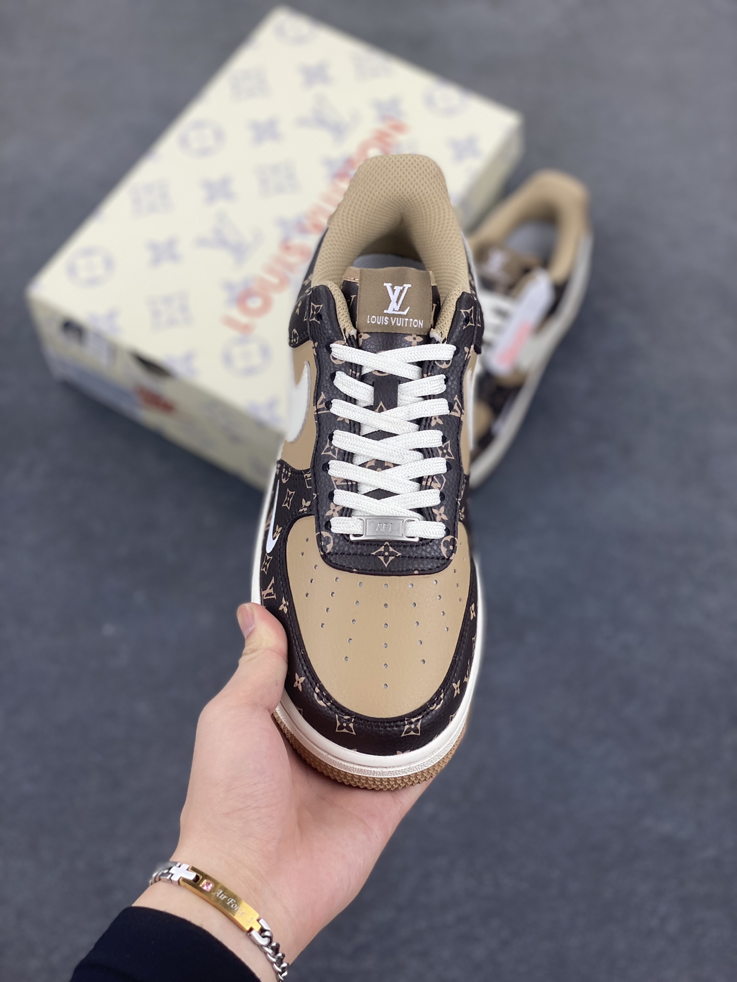 图片[2]-NIke Air Force 1 \’07 Low LV联名-咖啡棕小白勾 空军一号低帮 运动鞋 休闲鞋 折边针车 工艺难度大 原楦头原纸板 原装鞋盒 定制五金配件 内置全掌气垫 原厂鞋底 货号：LW9279-009 尺码：36 36.5 37.5 38 38.5 39 40 40.5 41 42 42.5 43 44 44.5 45-选品中心