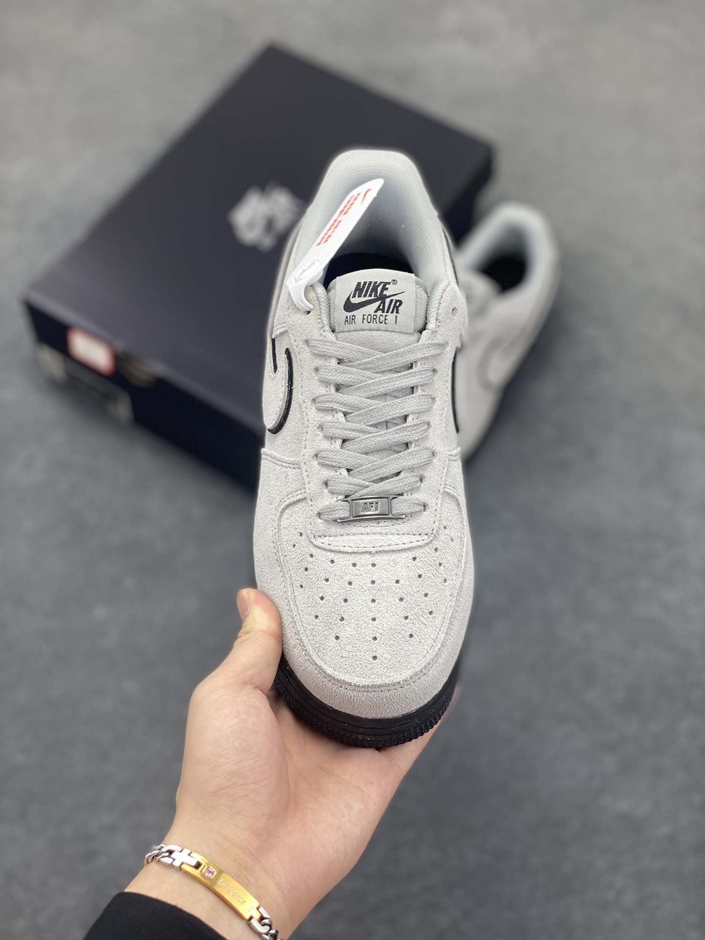 图片[2]-Nike Air Force 1 Low 军械灰 空军一号低帮运动休闲板鞋 原楦头原纸板 打造纯正空军版型#专注外贸渠道 全掌内置蜂窝气垫 #原盒配件 原厂中底钢印、拉帮完美 货号：HQ1966-001 尺码：36 36.5 37.5 38 38.5 39 40 40.5 41 42 42.5 43 44 44.5 45-选品中心
