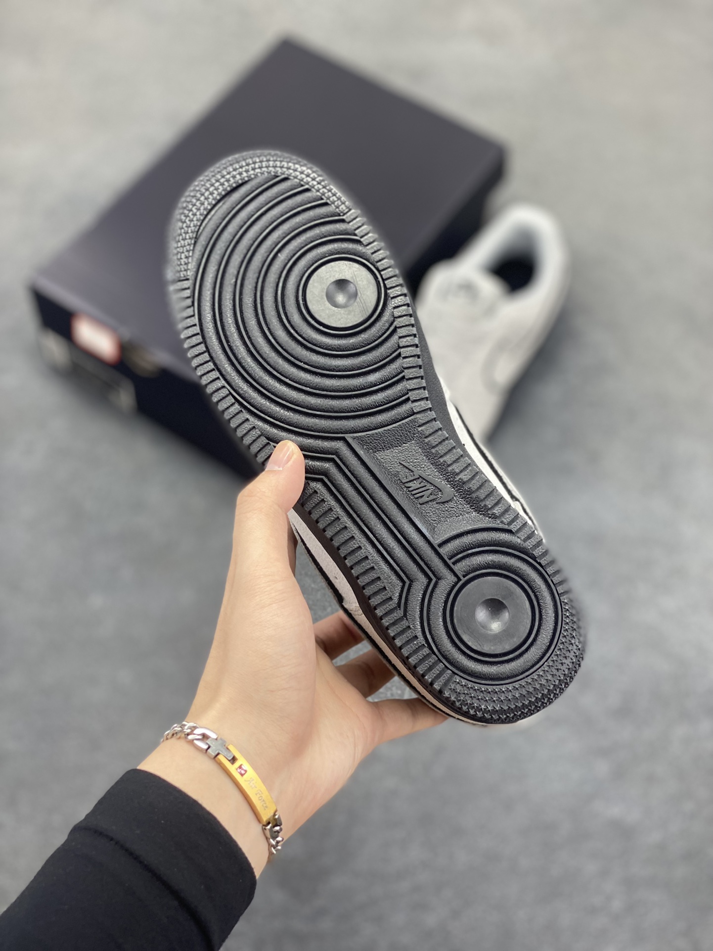 图片[5]-Nike Air Force 1 Low 军械灰 空军一号低帮运动休闲板鞋 原楦头原纸板 打造纯正空军版型#专注外贸渠道 全掌内置蜂窝气垫 #原盒配件 原厂中底钢印、拉帮完美 货号：HQ1966-001 尺码：36 36.5 37.5 38 38.5 39 40 40.5 41 42 42.5 43 44 44.5 45-选品中心