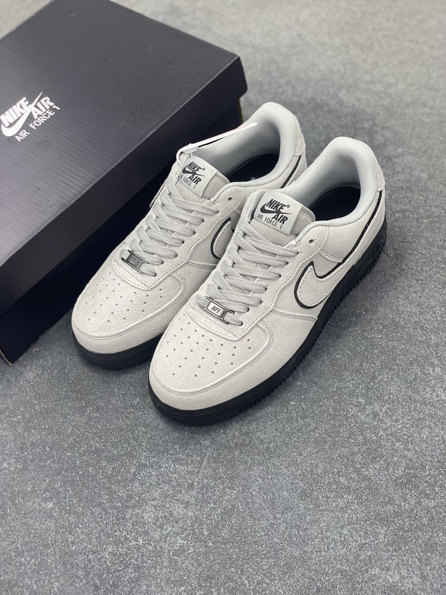 图片[8]-Nike Air Force 1 Low 军械灰 空军一号低帮运动休闲板鞋 原楦头原纸板 打造纯正空军版型#专注外贸渠道 全掌内置蜂窝气垫 #原盒配件 原厂中底钢印、拉帮完美 货号：HQ1966-001 尺码：36 36.5 37.5 38 38.5 39 40 40.5 41 42 42.5 43 44 44.5 45-选品中心