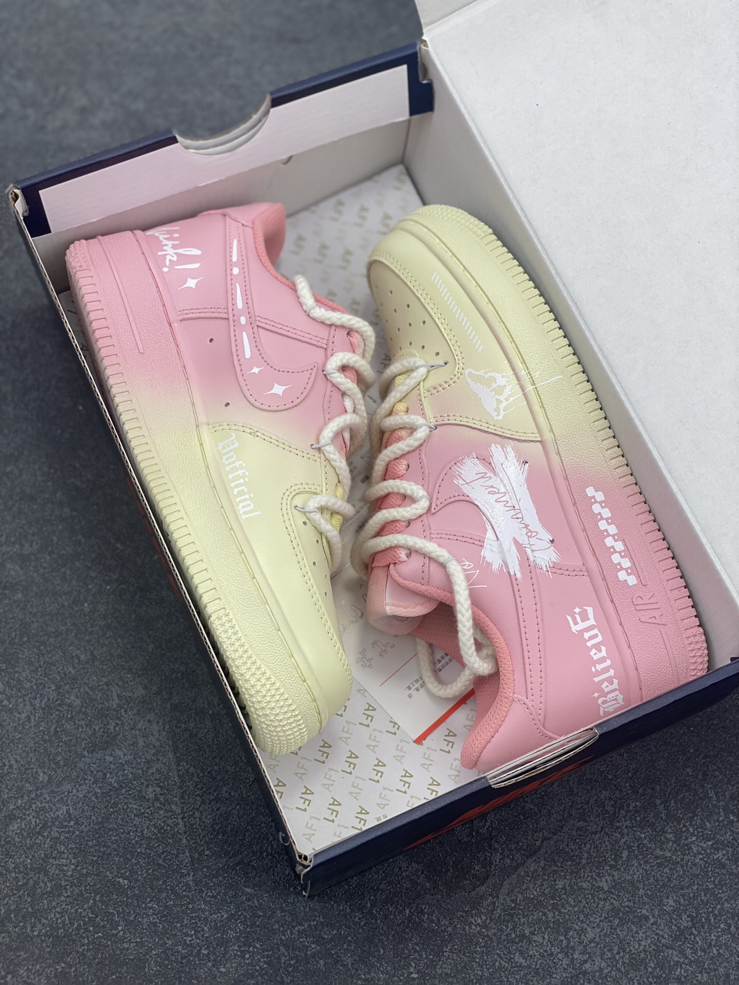 图片[9]-手绘涂鸦“粉黄信仰”💞“Purple Butterfly”💞 空军一号定制板鞋 在奇妙的想象世界里，粉黄信仰悄然诞生。粉色，象征着甜美、纯真与温柔，如同春日里绽放的烂漫花朵，带来温暖与美好；黄色，代表着光明、希望与活力，仿若那耀眼的太阳，驱散黑暗，给予人们前行的力量 货号：QR2032-520 尺码：36 36.5 37.5 38 38.5 39 40 40.5 41 42 42.5 43 44 44.5 45-选品中心