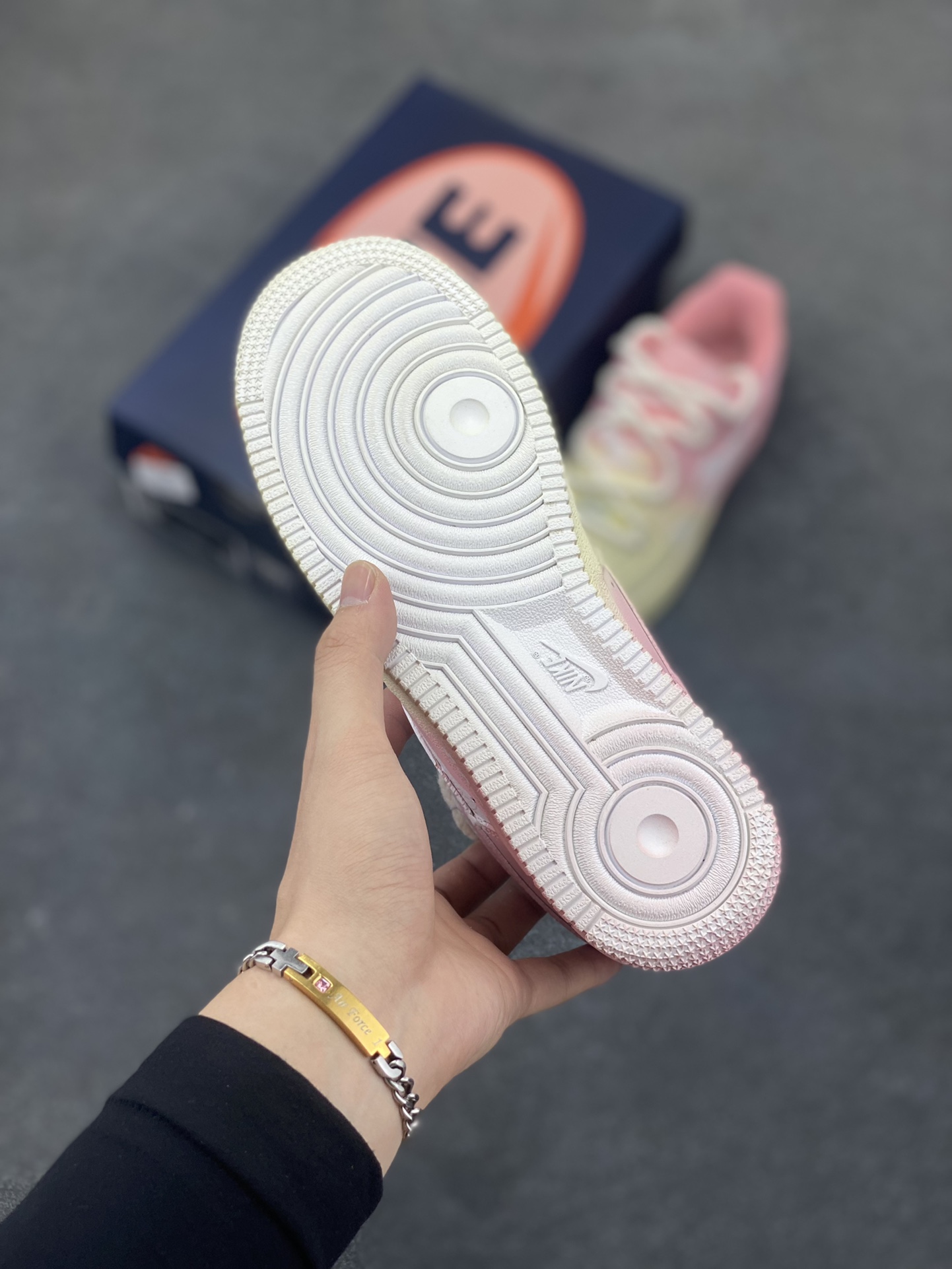 图片[5]-手绘涂鸦“粉黄信仰”💞“Purple Butterfly”💞 空军一号定制板鞋 在奇妙的想象世界里，粉黄信仰悄然诞生。粉色，象征着甜美、纯真与温柔，如同春日里绽放的烂漫花朵，带来温暖与美好；黄色，代表着光明、希望与活力，仿若那耀眼的太阳，驱散黑暗，给予人们前行的力量 货号：QR2032-520 尺码：36 36.5 37.5 38 38.5 39 40 40.5 41 42 42.5 43 44 44.5 45-选品中心