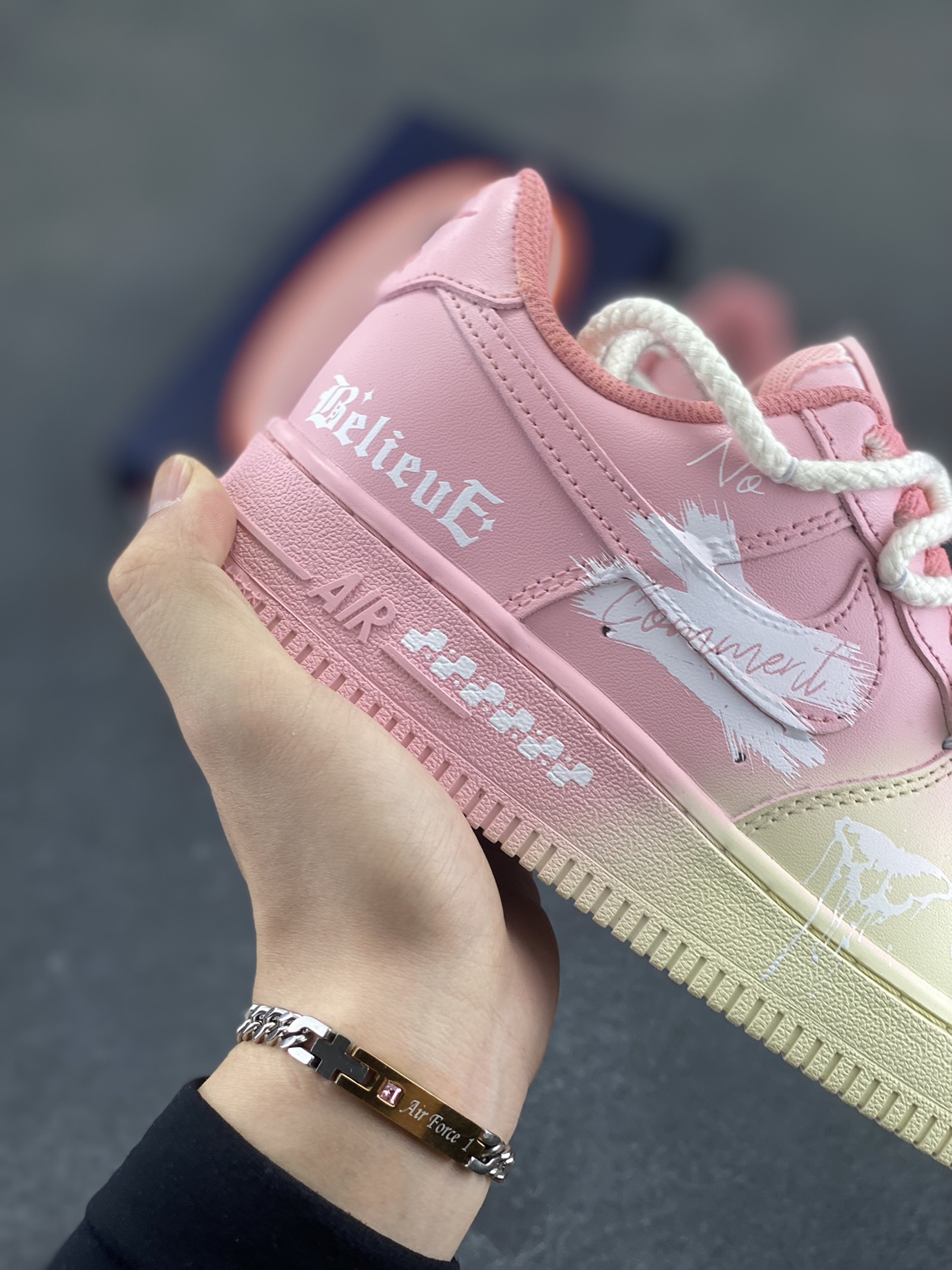 图片[6]-手绘涂鸦“粉黄信仰”💞“Purple Butterfly”💞 空军一号定制板鞋 在奇妙的想象世界里，粉黄信仰悄然诞生。粉色，象征着甜美、纯真与温柔，如同春日里绽放的烂漫花朵，带来温暖与美好；黄色，代表着光明、希望与活力，仿若那耀眼的太阳，驱散黑暗，给予人们前行的力量 货号：QR2032-520 尺码：36 36.5 37.5 38 38.5 39 40 40.5 41 42 42.5 43 44 44.5 45-选品中心