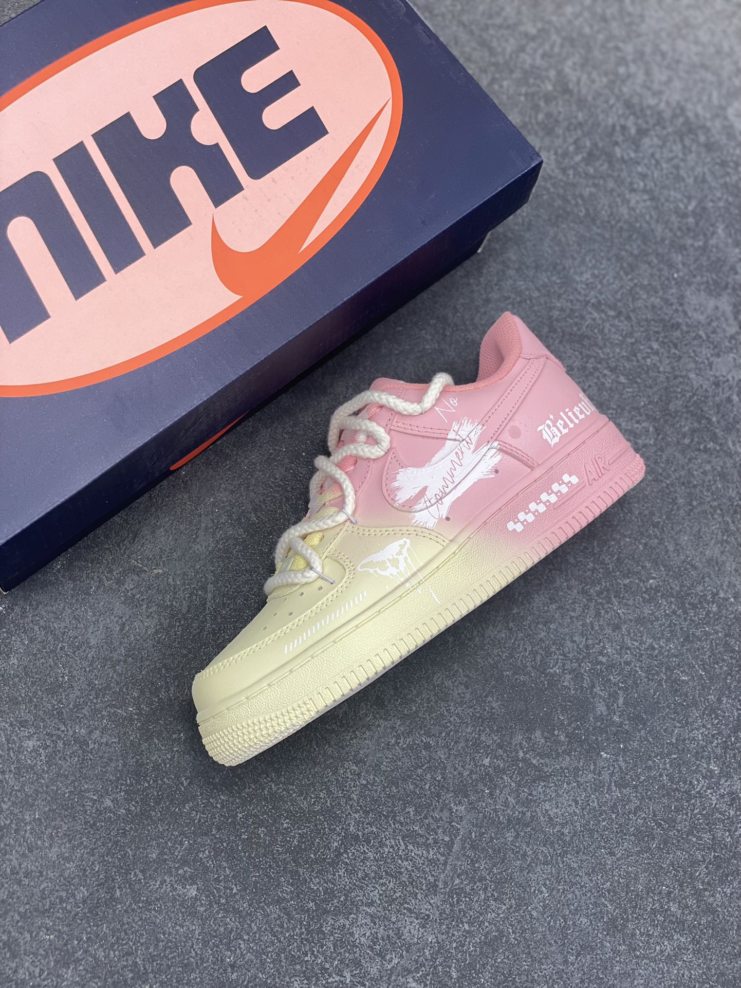 图片[7]-手绘涂鸦“粉黄信仰”💞“Purple Butterfly”💞 空军一号定制板鞋 在奇妙的想象世界里，粉黄信仰悄然诞生。粉色，象征着甜美、纯真与温柔，如同春日里绽放的烂漫花朵，带来温暖与美好；黄色，代表着光明、希望与活力，仿若那耀眼的太阳，驱散黑暗，给予人们前行的力量 货号：QR2032-520 尺码：36 36.5 37.5 38 38.5 39 40 40.5 41 42 42.5 43 44 44.5 45-选品中心