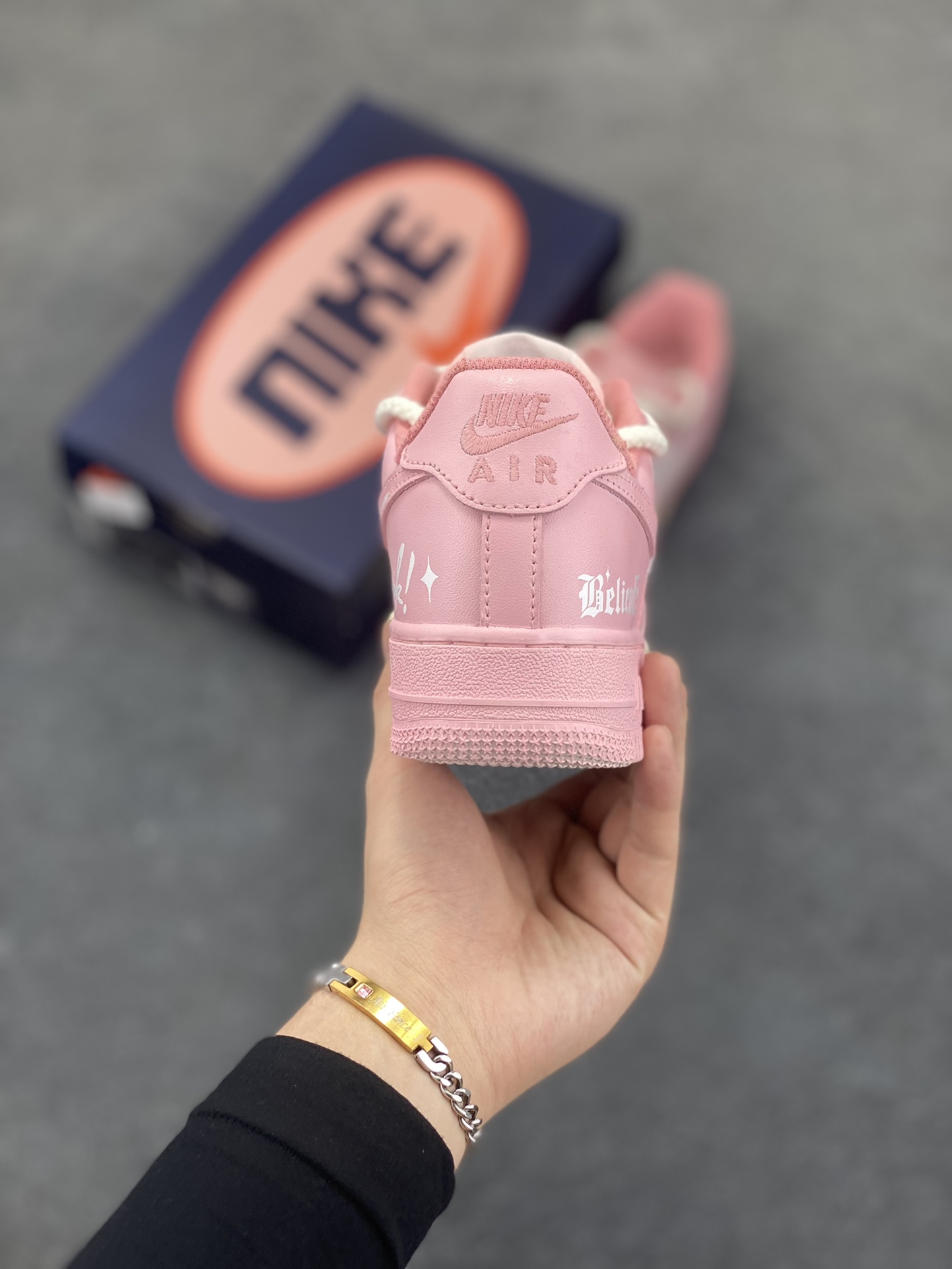 图片[4]-手绘涂鸦“粉黄信仰”💞“Purple Butterfly”💞 空军一号定制板鞋 在奇妙的想象世界里，粉黄信仰悄然诞生。粉色，象征着甜美、纯真与温柔，如同春日里绽放的烂漫花朵，带来温暖与美好；黄色，代表着光明、希望与活力，仿若那耀眼的太阳，驱散黑暗，给予人们前行的力量 货号：QR2032-520 尺码：36 36.5 37.5 38 38.5 39 40 40.5 41 42 42.5 43 44 44.5 45-选品中心