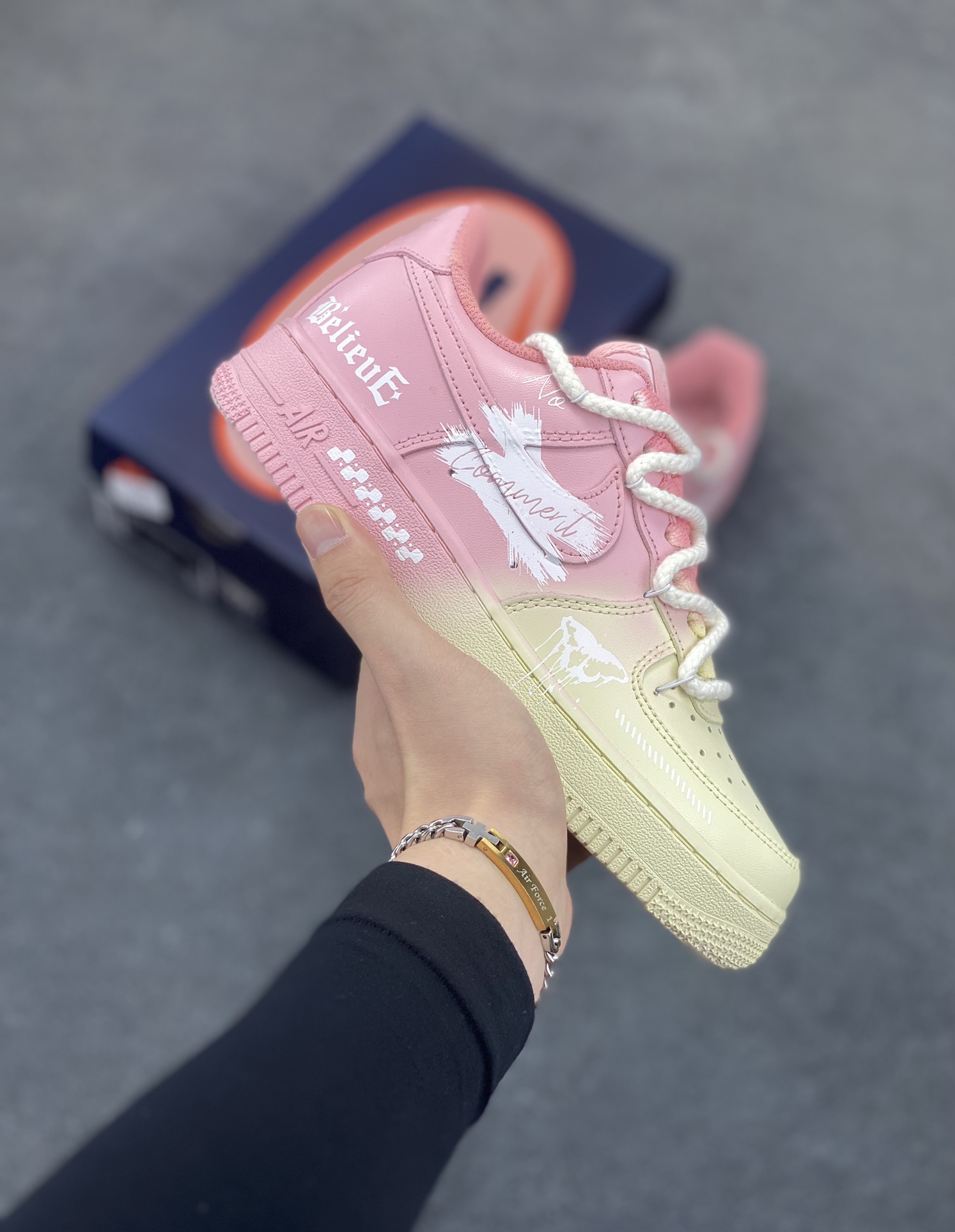 手绘涂鸦“粉黄信仰”💞“Purple Butterfly”💞 空军一号定制板鞋 在奇妙的想象世界里，粉黄信仰悄然诞生。粉色，象征着甜美、纯真与温柔，如同春日里绽放的烂漫花朵，带来温暖与美好；黄色，代表着光明、希望与活力，仿若那耀眼的太阳，驱散黑暗，给予人们前行的力量 货号：QR2032-520 尺码：36 36.5 37.5 38 38.5 39 40 40.5 41 42 42.5 43 44 44.5 45-选品中心