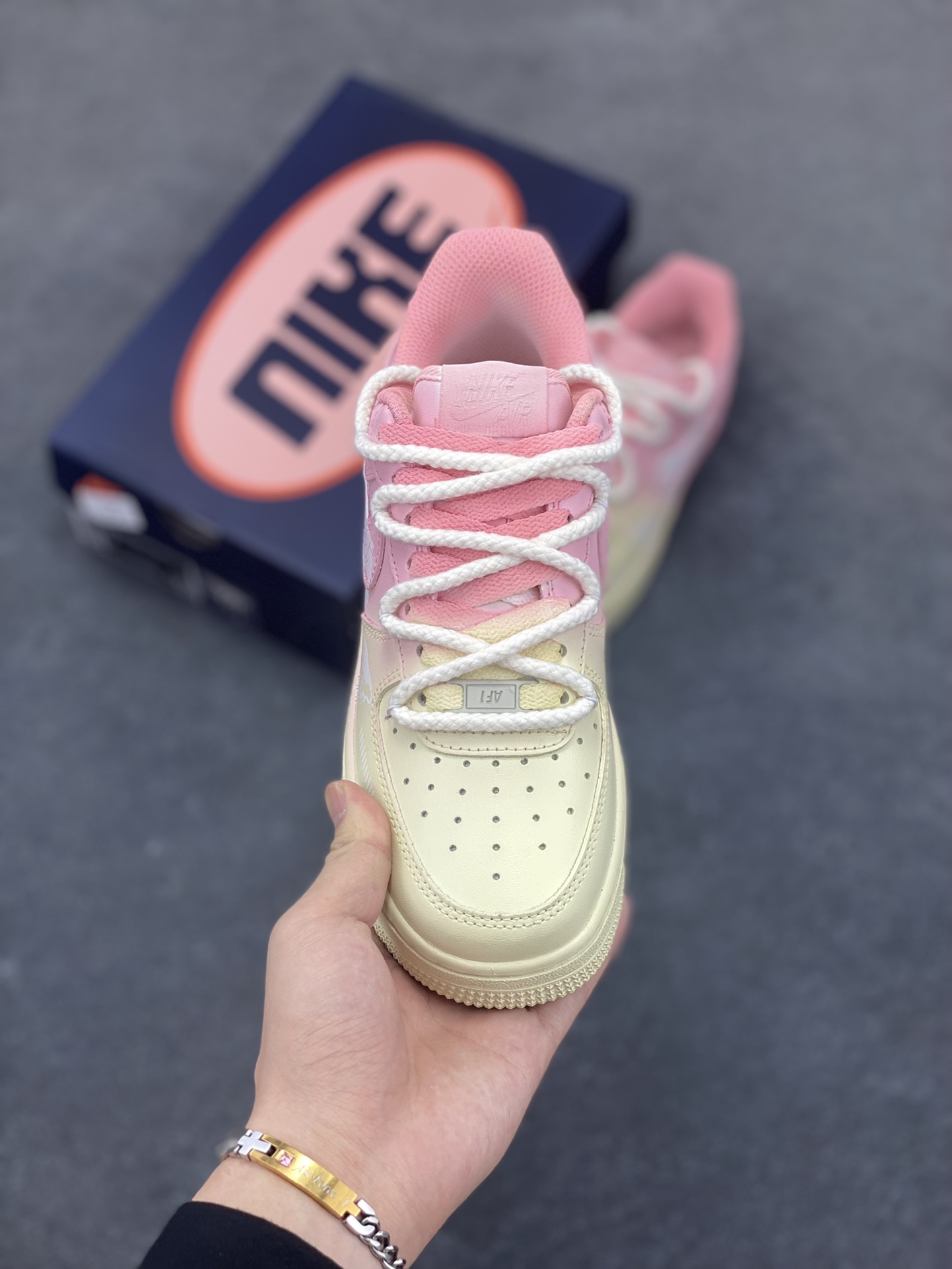 图片[2]-手绘涂鸦“粉黄信仰”💞“Purple Butterfly”💞 空军一号定制板鞋 在奇妙的想象世界里，粉黄信仰悄然诞生。粉色，象征着甜美、纯真与温柔，如同春日里绽放的烂漫花朵，带来温暖与美好；黄色，代表着光明、希望与活力，仿若那耀眼的太阳，驱散黑暗，给予人们前行的力量 货号：QR2032-520 尺码：36 36.5 37.5 38 38.5 39 40 40.5 41 42 42.5 43 44 44.5 45-选品中心