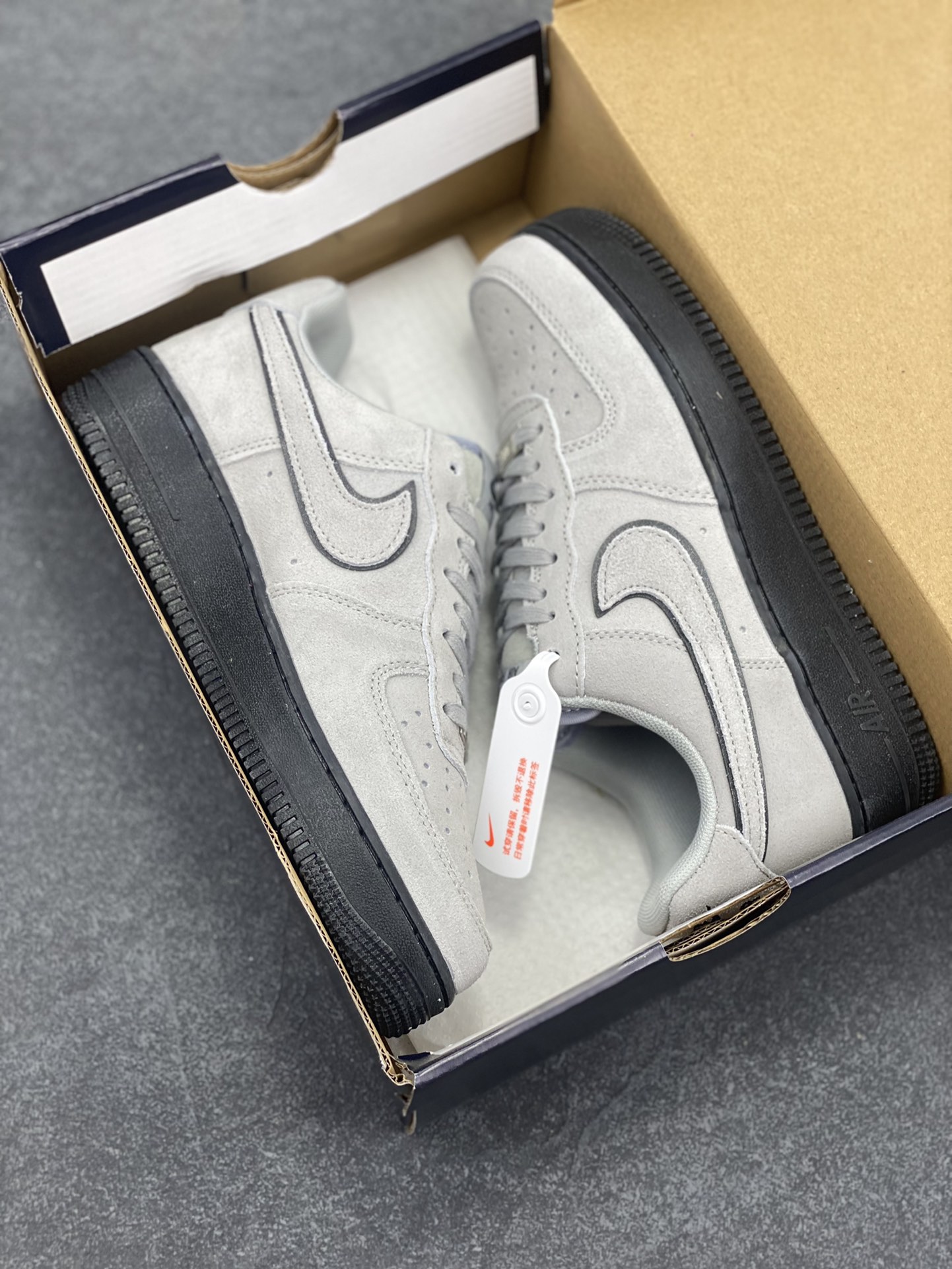 图片[9]-Nike Air Force 1 Low 军械灰 空军一号低帮运动休闲板鞋 原楦头原纸板 打造纯正空军版型#专注外贸渠道 全掌内置蜂窝气垫 #原盒配件 原厂中底钢印、拉帮完美 货号：HQ1966-001 尺码：36 36.5 37.5 38 38.5 39 40 40.5 41 42 42.5 43 44 44.5 45-选品中心