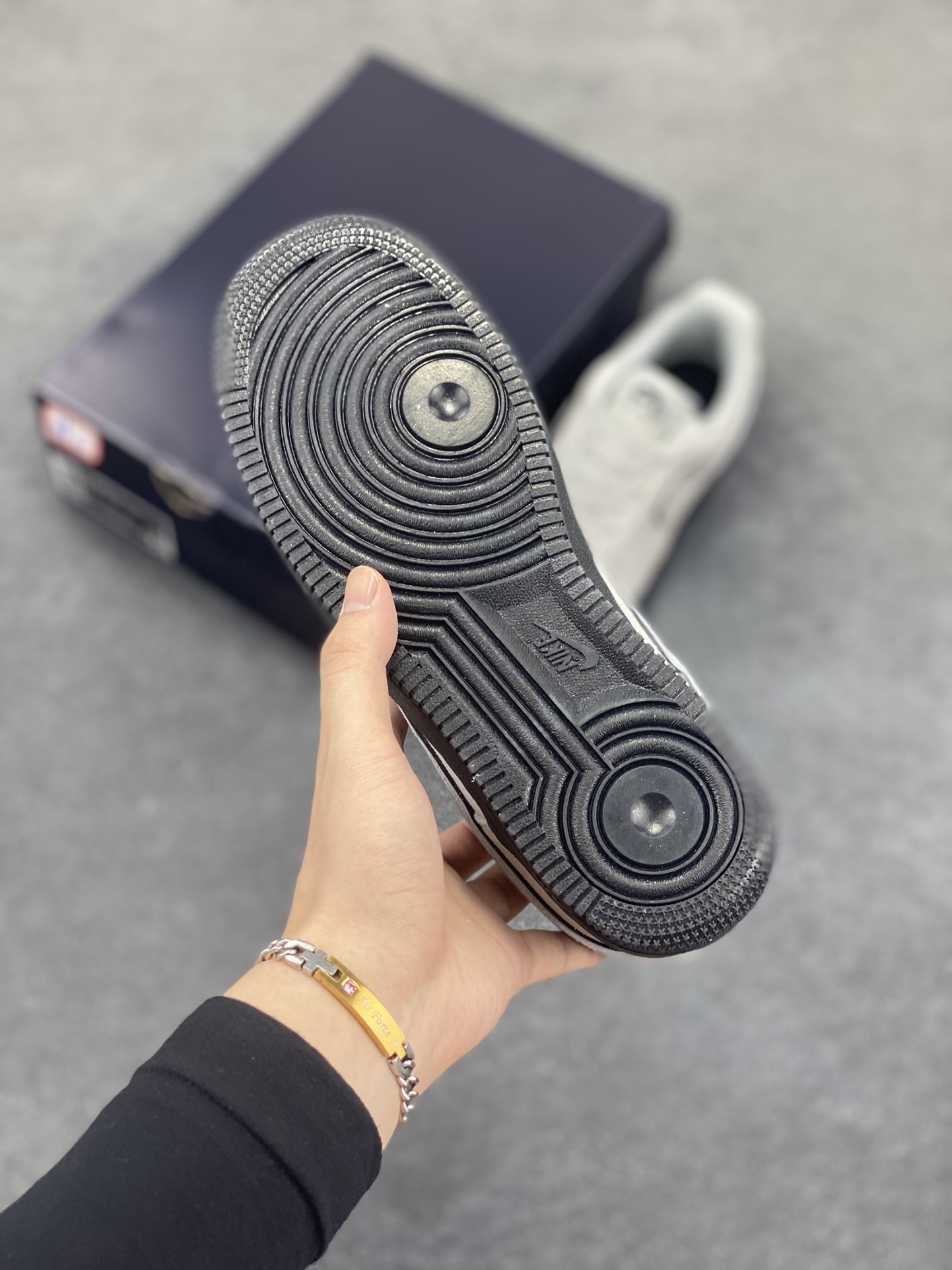 图片[5]-Nike Air Force 1 Low 军械灰 空军一号低帮运动休闲板鞋 原楦头原纸板 打造纯正空军版型#专注外贸渠道 全掌内置蜂窝气垫 #原盒配件 原厂中底钢印、拉帮完美 货号：HQ1966-001 尺码：36 36.5 37.5 38 38.5 39 40 40.5 41 42 42.5 43 44 44.5 45-选品中心