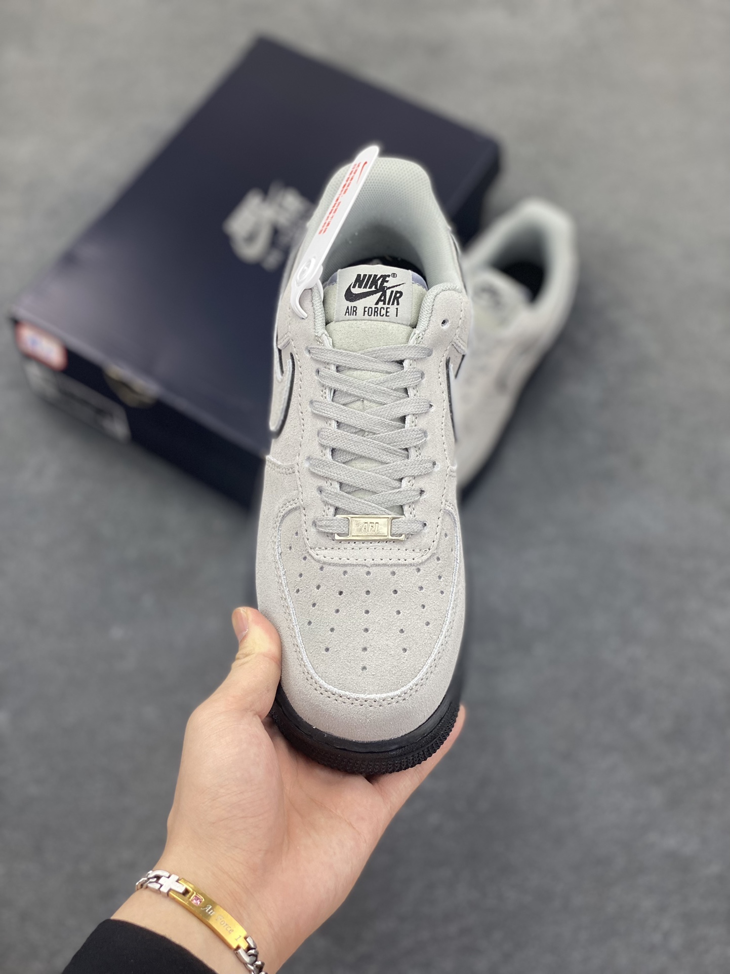 图片[2]-Nike Air Force 1 Low 军械灰 空军一号低帮运动休闲板鞋 原楦头原纸板 打造纯正空军版型#专注外贸渠道 全掌内置蜂窝气垫 #原盒配件 原厂中底钢印、拉帮完美 货号：HQ1966-001 尺码：36 36.5 37.5 38 38.5 39 40 40.5 41 42 42.5 43 44 44.5 45-选品中心