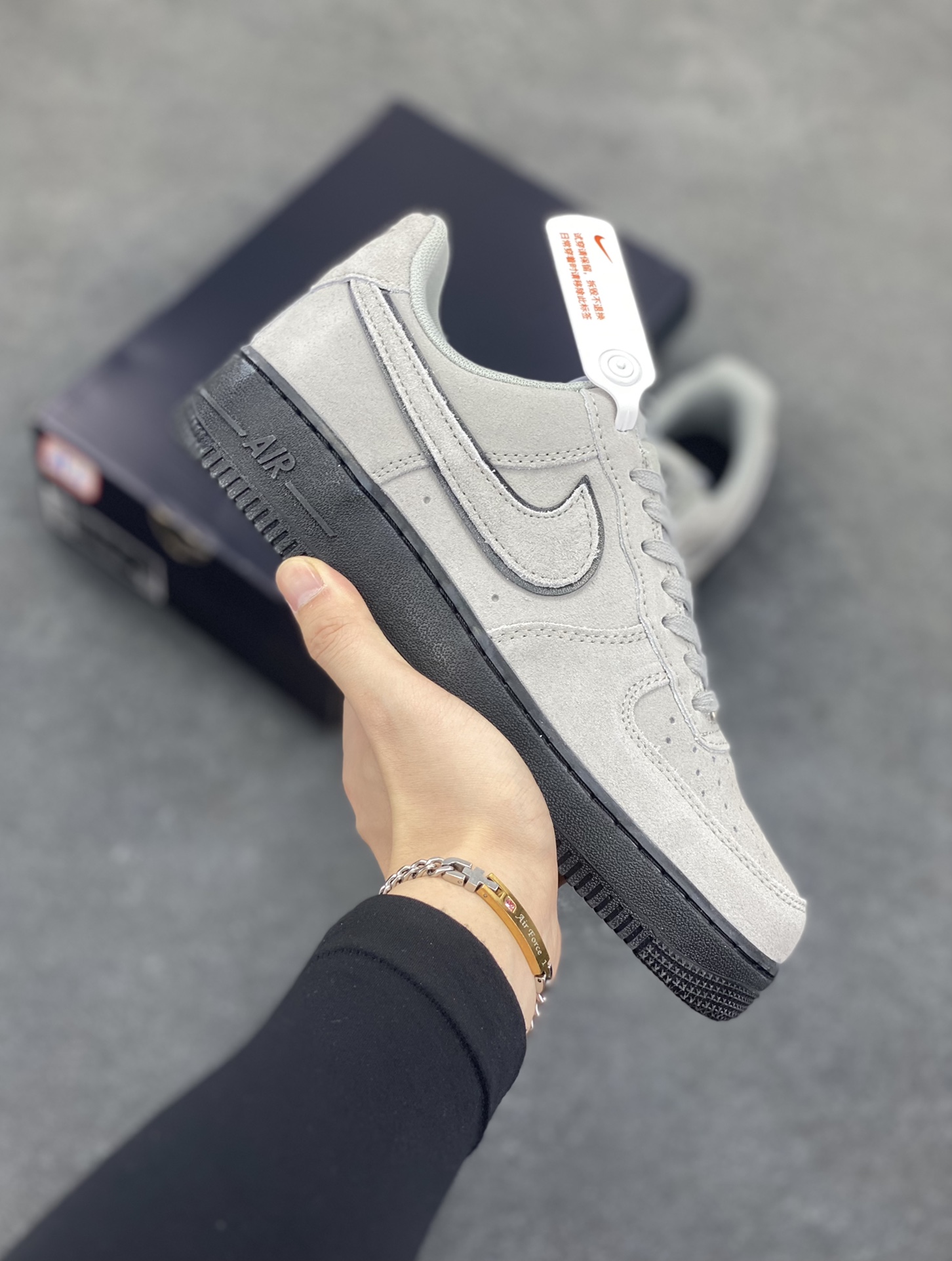 Nike Air Force 1 Low 军械灰 空军一号低帮运动休闲板鞋 原楦头原纸板 打造纯正空军版型#专注外贸渠道 全掌内置蜂窝气垫 #原盒配件 原厂中底钢印、拉帮完美 货号：HQ1966-001 尺码：36 36.5 37.5 38 38.5 39 40 40.5 41 42 42.5 43 44 44.5 45-选品中心