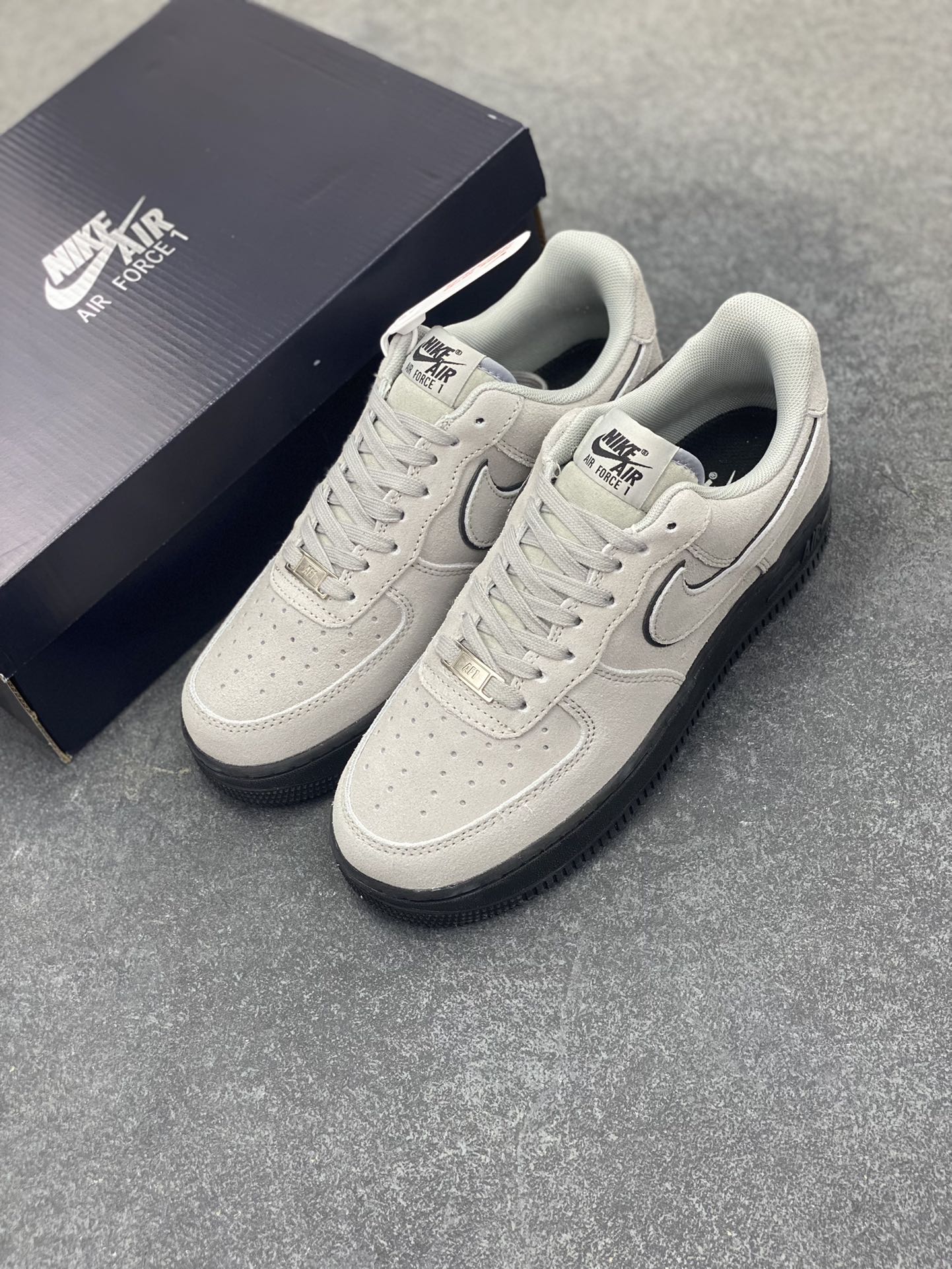 图片[8]-Nike Air Force 1 Low 军械灰 空军一号低帮运动休闲板鞋 原楦头原纸板 打造纯正空军版型#专注外贸渠道 全掌内置蜂窝气垫 #原盒配件 原厂中底钢印、拉帮完美 货号：HQ1966-001 尺码：36 36.5 37.5 38 38.5 39 40 40.5 41 42 42.5 43 44 44.5 45-选品中心