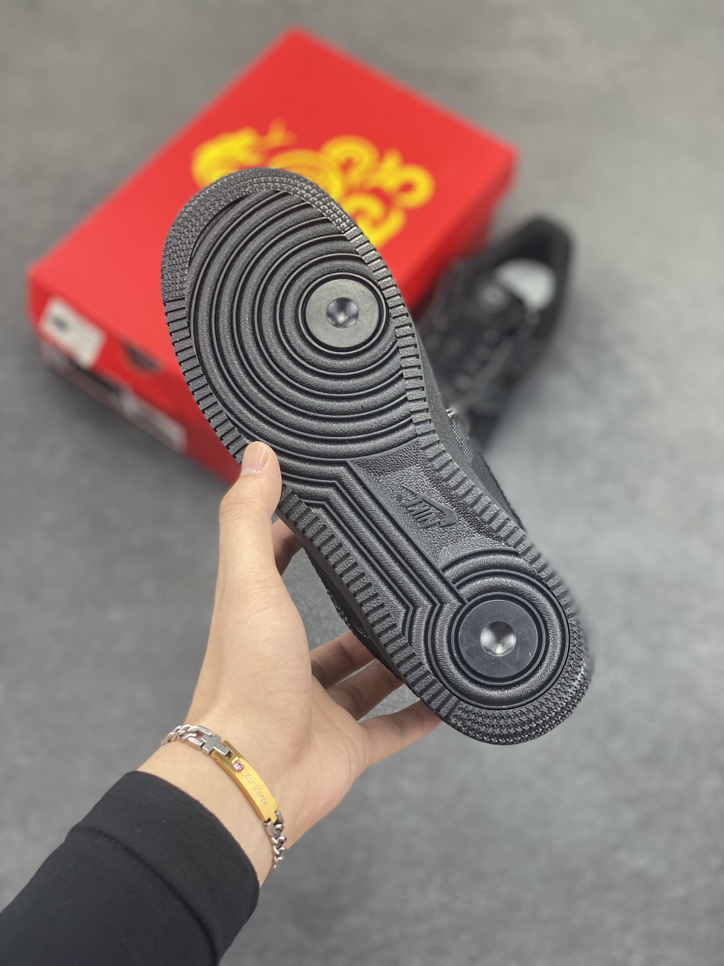 图片[5]-Nike Air Force 1 \’07 Low “闪电联名–黑蛇鳞”空军一号 低帮 运动鞋 休闲鞋 折边针车 工艺难度大 原楦头原纸板 原装鞋盒 定制五金配件 内置全掌气垫 原厂鞋底 货号：SC9207-529 尺码：36 36.5 37.5 38 38.5 39 40 40.5 41 42 42.5 43 44 44.5 45-选品中心