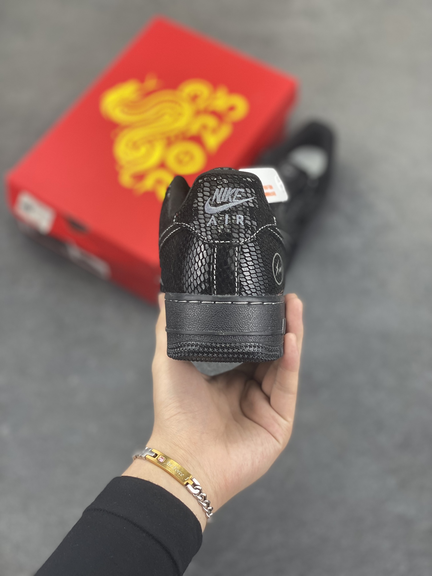 图片[4]-Nike Air Force 1 \’07 Low “闪电联名–黑蛇鳞”空军一号 低帮 运动鞋 休闲鞋 折边针车 工艺难度大 原楦头原纸板 原装鞋盒 定制五金配件 内置全掌气垫 原厂鞋底 货号：SC9207-529 尺码：36 36.5 37.5 38 38.5 39 40 40.5 41 42 42.5 43 44 44.5 45-选品中心