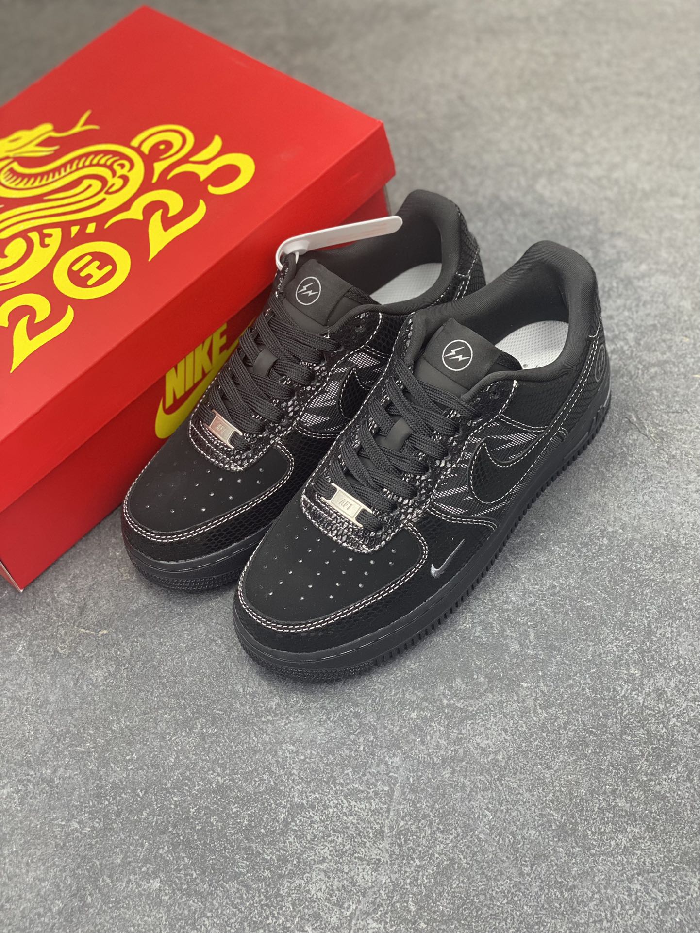 图片[8]-Nike Air Force 1 \’07 Low “闪电联名–黑蛇鳞”空军一号 低帮 运动鞋 休闲鞋 折边针车 工艺难度大 原楦头原纸板 原装鞋盒 定制五金配件 内置全掌气垫 原厂鞋底 货号：SC9207-529 尺码：36 36.5 37.5 38 38.5 39 40 40.5 41 42 42.5 43 44 44.5 45-选品中心