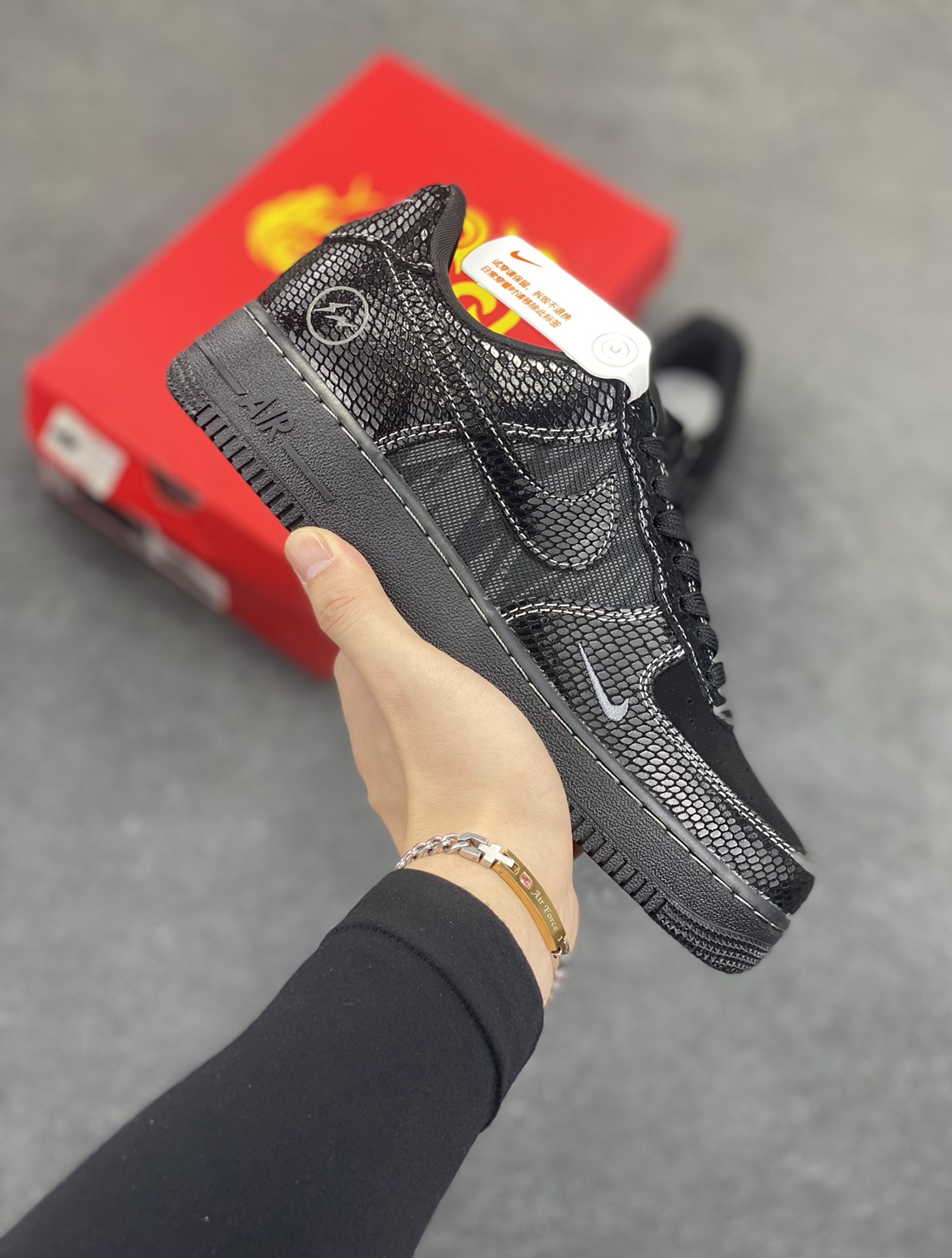 Nike Air Force 1 \'07 Low “闪电联名--黑蛇鳞”空军一号 低帮 运动鞋 休闲鞋 折边针车 工艺难度大 原楦头原纸板 原装鞋盒 定制五金配件 内置全掌气垫 原厂鞋底 货号：SC9207-529 尺码：36 36.5 37.5 38 38.5 39 40 40.5 41 42 42.5 43 44 44.5 45-选品中心