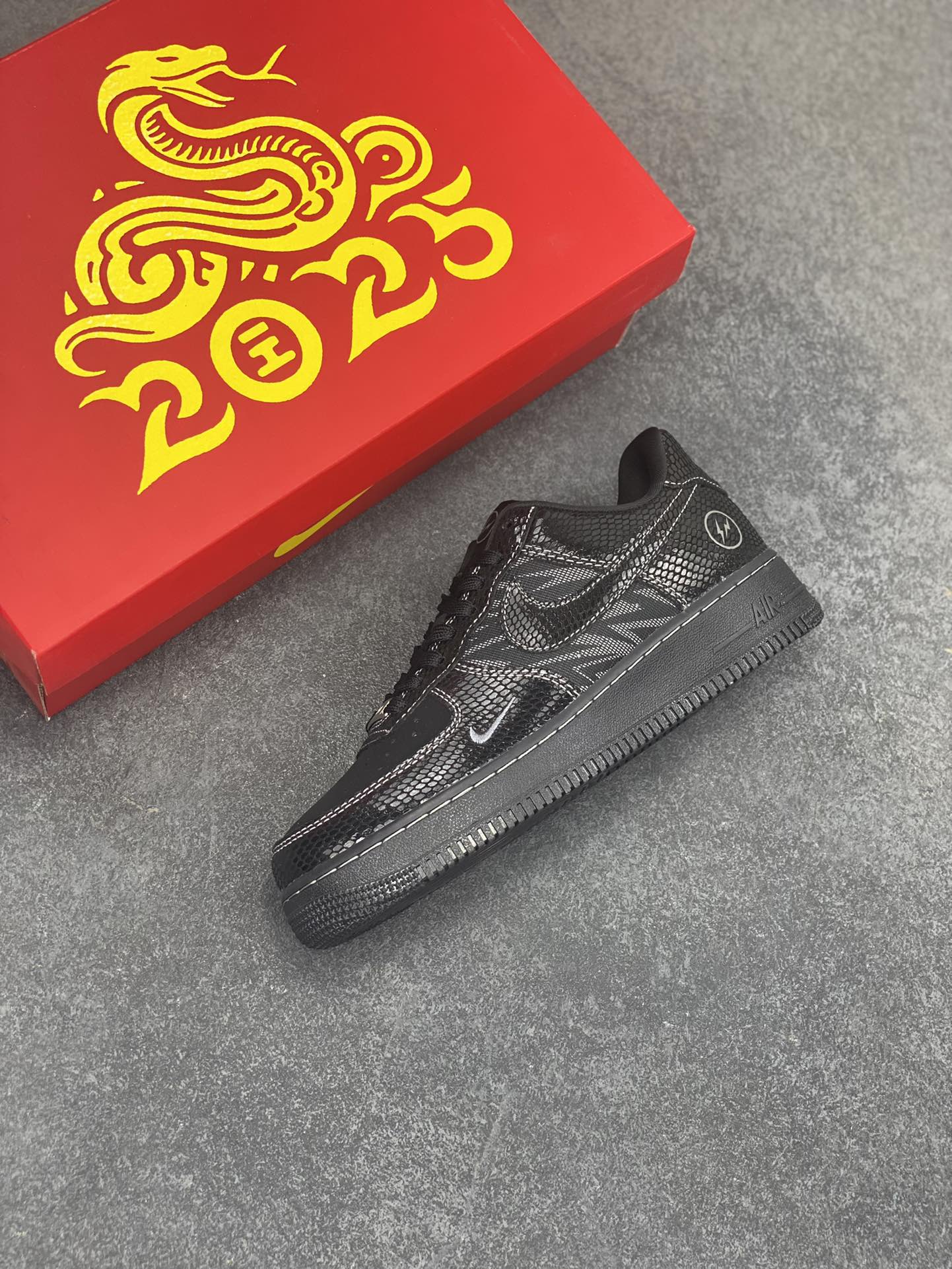 图片[7]-Nike Air Force 1 \’07 Low “闪电联名–黑蛇鳞”空军一号 低帮 运动鞋 休闲鞋 折边针车 工艺难度大 原楦头原纸板 原装鞋盒 定制五金配件 内置全掌气垫 原厂鞋底 货号：SC9207-529 尺码：36 36.5 37.5 38 38.5 39 40 40.5 41 42 42.5 43 44 44.5 45-选品中心