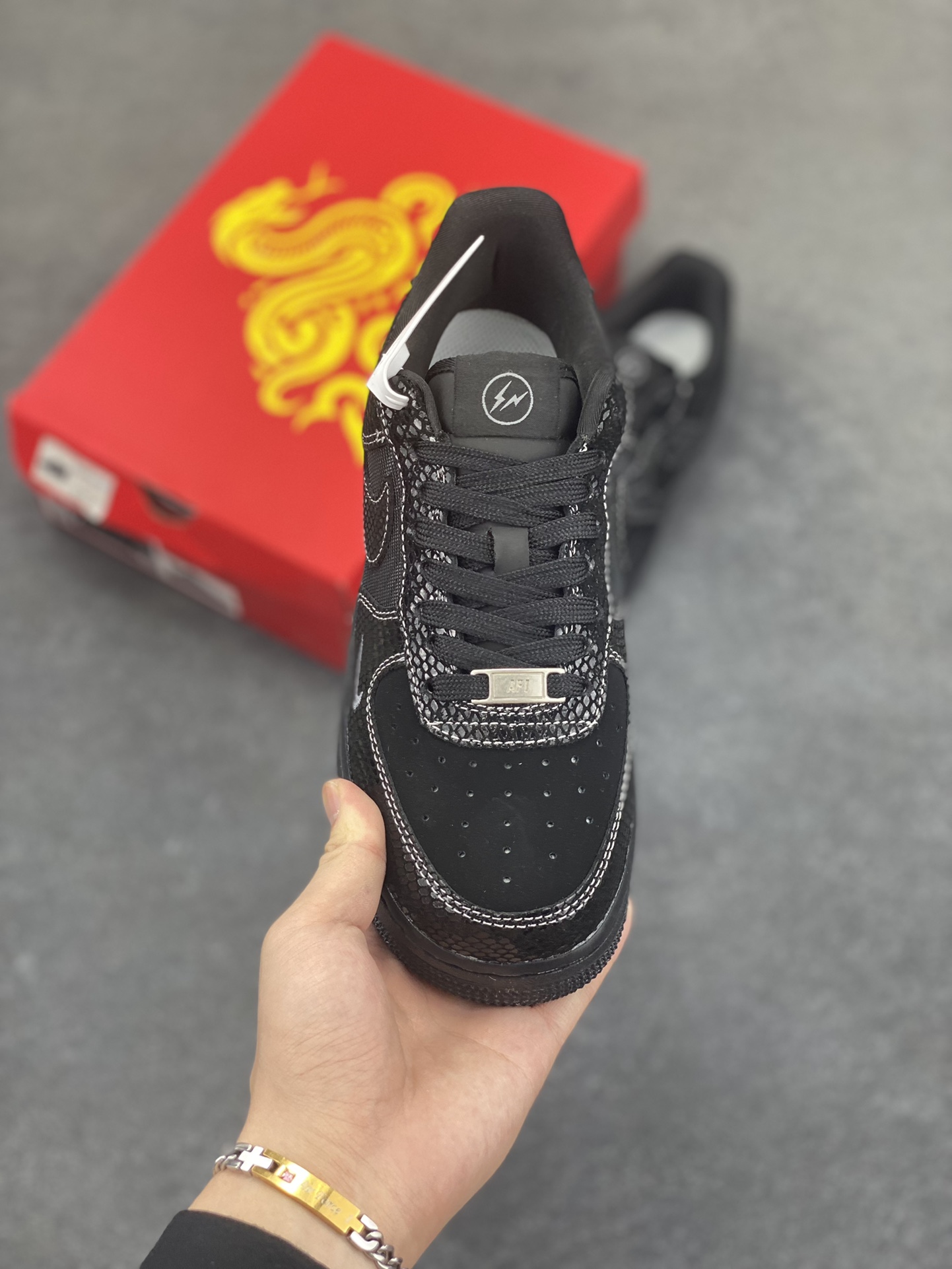 图片[2]-Nike Air Force 1 \’07 Low “闪电联名–黑蛇鳞”空军一号 低帮 运动鞋 休闲鞋 折边针车 工艺难度大 原楦头原纸板 原装鞋盒 定制五金配件 内置全掌气垫 原厂鞋底 货号：SC9207-529 尺码：36 36.5 37.5 38 38.5 39 40 40.5 41 42 42.5 43 44 44.5 45-选品中心