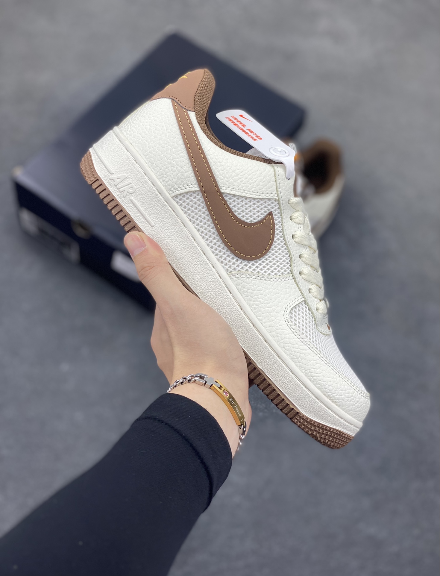 Nike Air Force 1 Low 空军一号低帮百搭休闲运动板鞋。柔软、弹性十足的缓震性能和出色的中底设计,横跨复古与现代的外型结合,造就出风靡全球三十多年的Force 1,直到今天还深受青睐。 货号:IB7719-113 尺码:36 36.5 37.5 38 38.5 39 40 40.5 41 42 42.5 43 44 44.5 45-选品中心