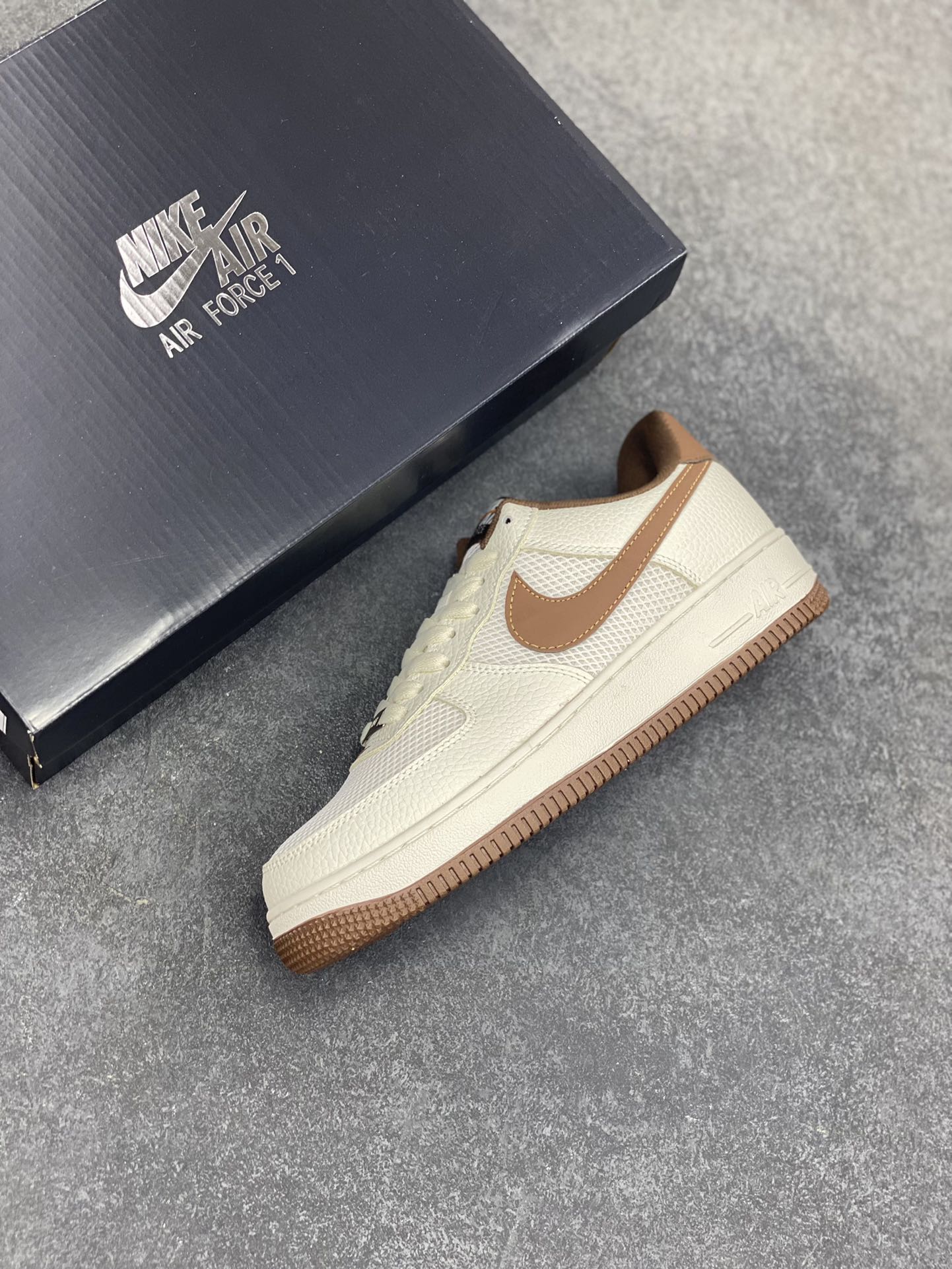 图片[7]-Nike Air Force 1 Low 空军一号低帮百搭休闲运动板鞋。柔软、弹性十足的缓震性能和出色的中底设计，横跨复古与现代的外型结合，造就出风靡全球三十多年的Force 1，直到今天还深受青睐。 货号：IB7719-113 尺码：36 36.5 37.5 38 38.5 39 40 40.5 41 42 42.5 43 44 44.5 45-选品中心