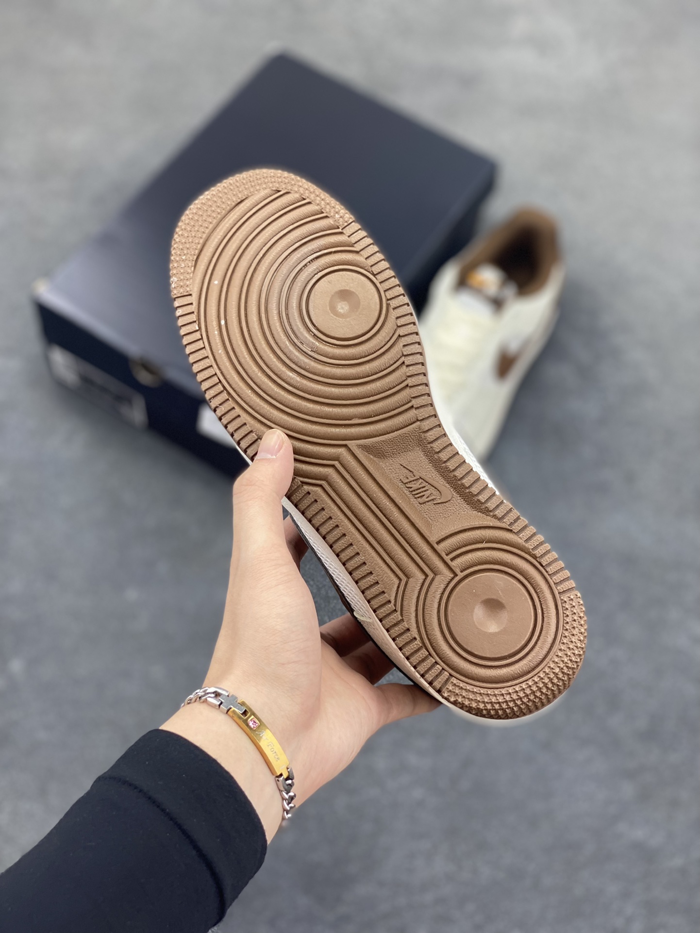 图片[5]-Nike Air Force 1 Low 空军一号低帮百搭休闲运动板鞋。柔软、弹性十足的缓震性能和出色的中底设计，横跨复古与现代的外型结合，造就出风靡全球三十多年的Force 1，直到今天还深受青睐。 货号：IB7719-113 尺码：36 36.5 37.5 38 38.5 39 40 40.5 41 42 42.5 43 44 44.5 45-选品中心