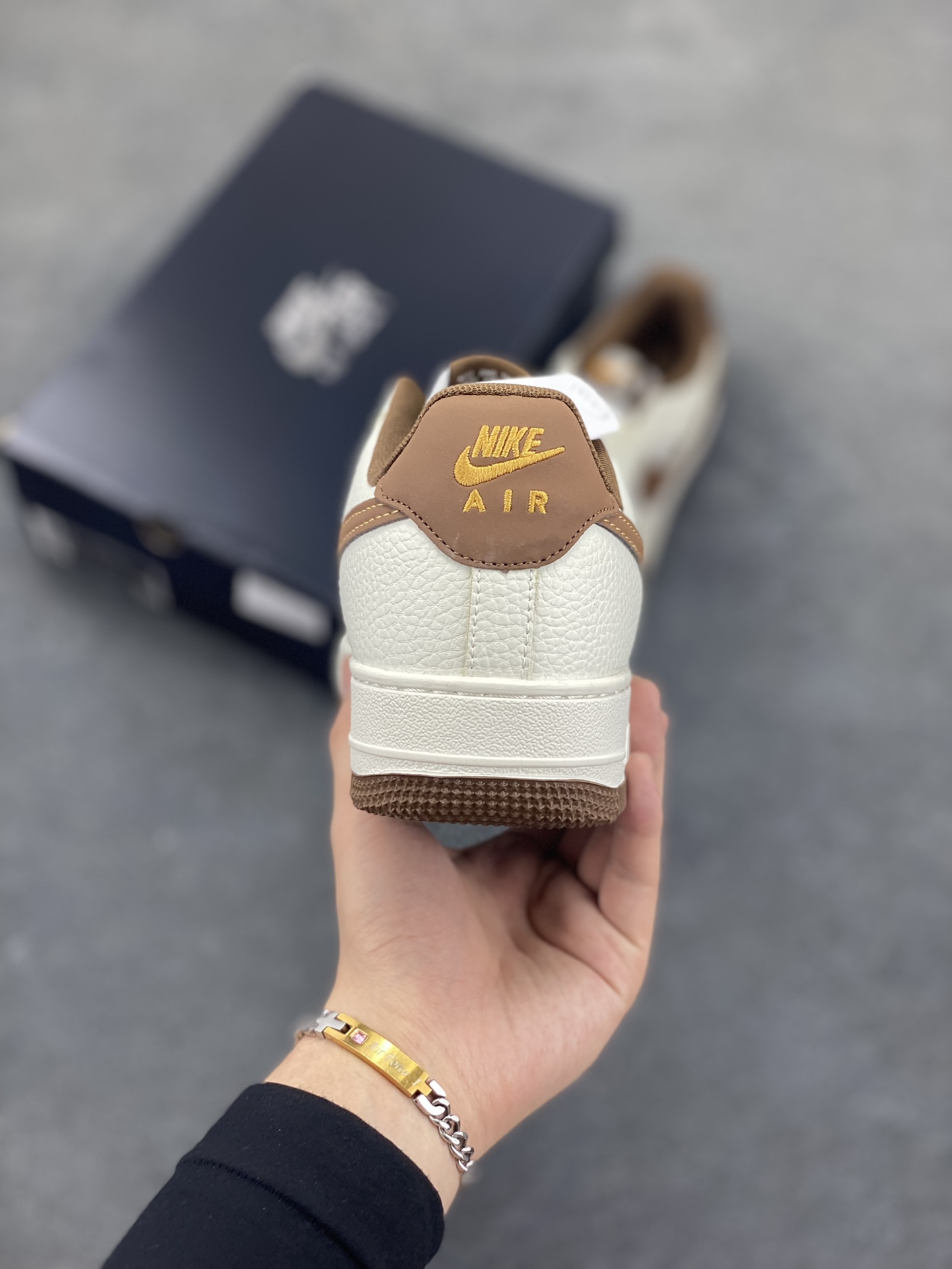 图片[4]-Nike Air Force 1 Low 空军一号低帮百搭休闲运动板鞋。柔软、弹性十足的缓震性能和出色的中底设计，横跨复古与现代的外型结合，造就出风靡全球三十多年的Force 1，直到今天还深受青睐。 货号：IB7719-113 尺码：36 36.5 37.5 38 38.5 39 40 40.5 41 42 42.5 43 44 44.5 45-选品中心