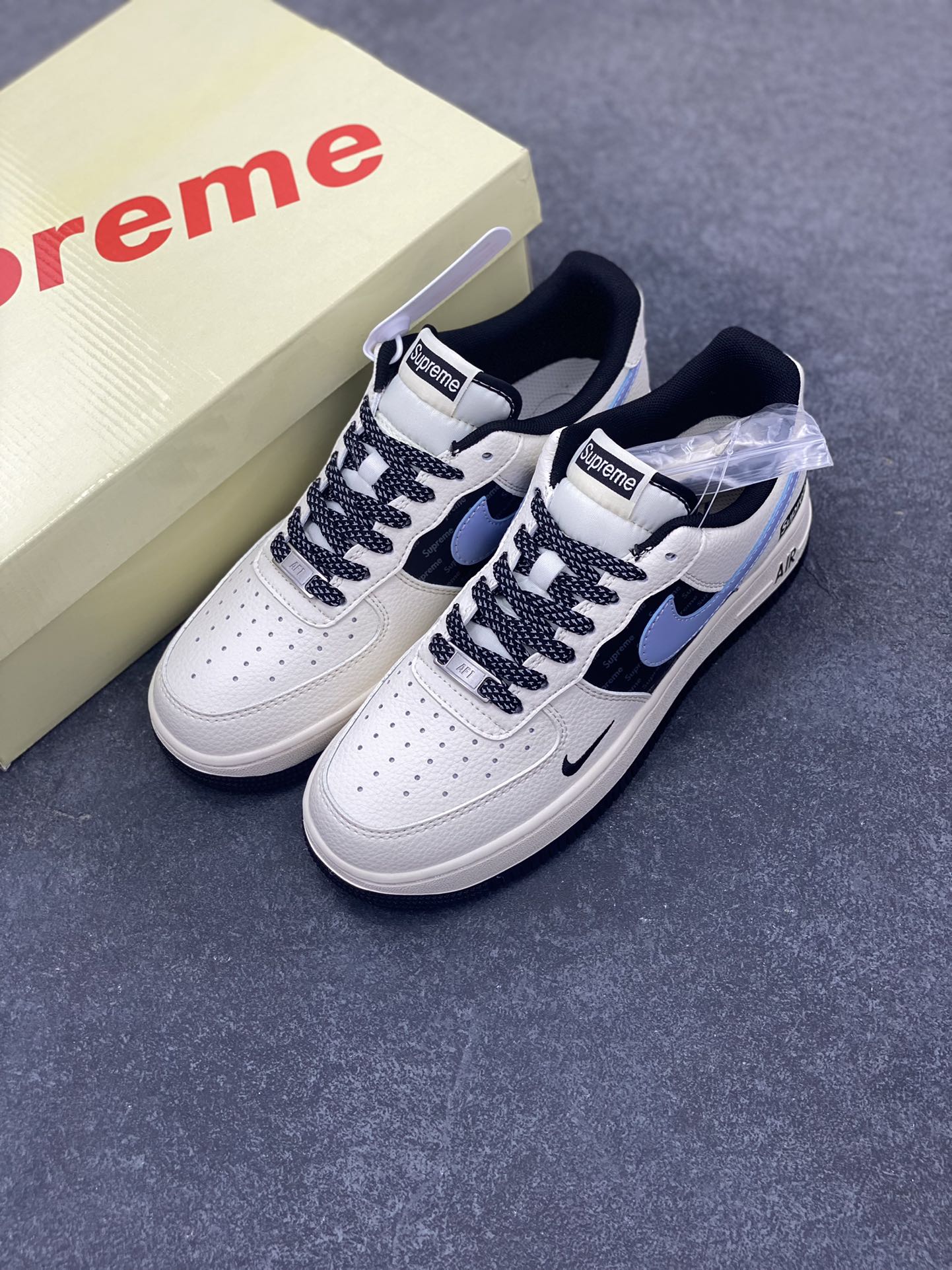 图片[8]-NIke Air Force 1 \’07 Low “Supreme联名——米蓝灰英文”空军一号 低帮 运动鞋 休闲鞋 折边针车 工艺难度大 原楦头原纸板 原装鞋盒 定制五金配件 内置全掌气垫 原厂鞋底 货号：ZH2598-311 尺码：36 36.5 37.5 38 38.5 39 40 40.5 41 42 42.5 43 44 44.5 45-选品中心