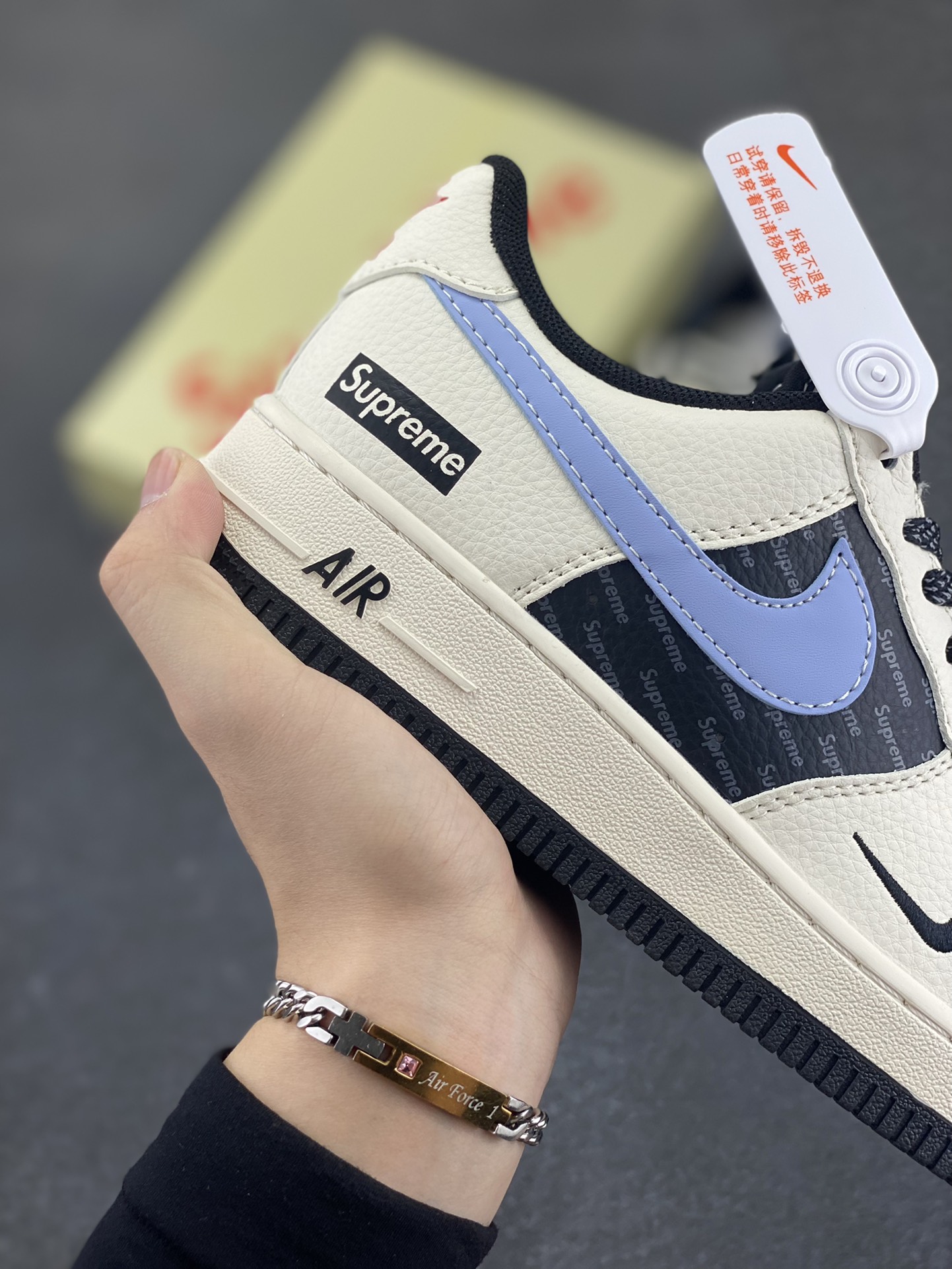 图片[6]-NIke Air Force 1 \’07 Low “Supreme联名——米蓝灰英文”空军一号 低帮 运动鞋 休闲鞋 折边针车 工艺难度大 原楦头原纸板 原装鞋盒 定制五金配件 内置全掌气垫 原厂鞋底 货号：ZH2598-311 尺码：36 36.5 37.5 38 38.5 39 40 40.5 41 42 42.5 43 44 44.5 45-选品中心