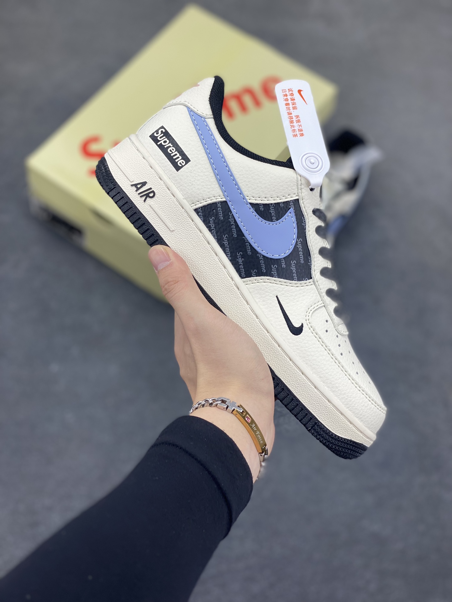NIke Air Force 1 \'07 Low “Supreme联名——米蓝灰英文”空军一号 低帮 运动鞋 休闲鞋 折边针车 工艺难度大 原楦头原纸板 原装鞋盒 定制五金配件 内置全掌气垫 原厂鞋底 货号：ZH2598-311 尺码：36 36.5 37.5 38 38.5 39 40 40.5 41 42 42.5 43 44 44.5 45-选品中心
